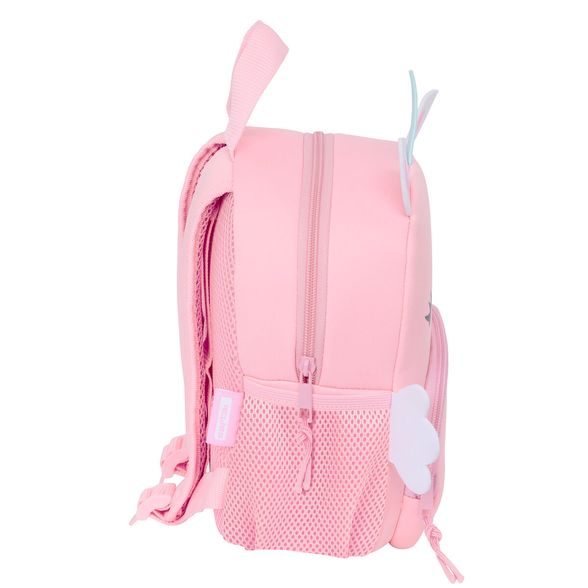 Vista lateral de una mochila infantil rosa con bolsillos de malla y detalles de alas blancas sobre fondo blanco.