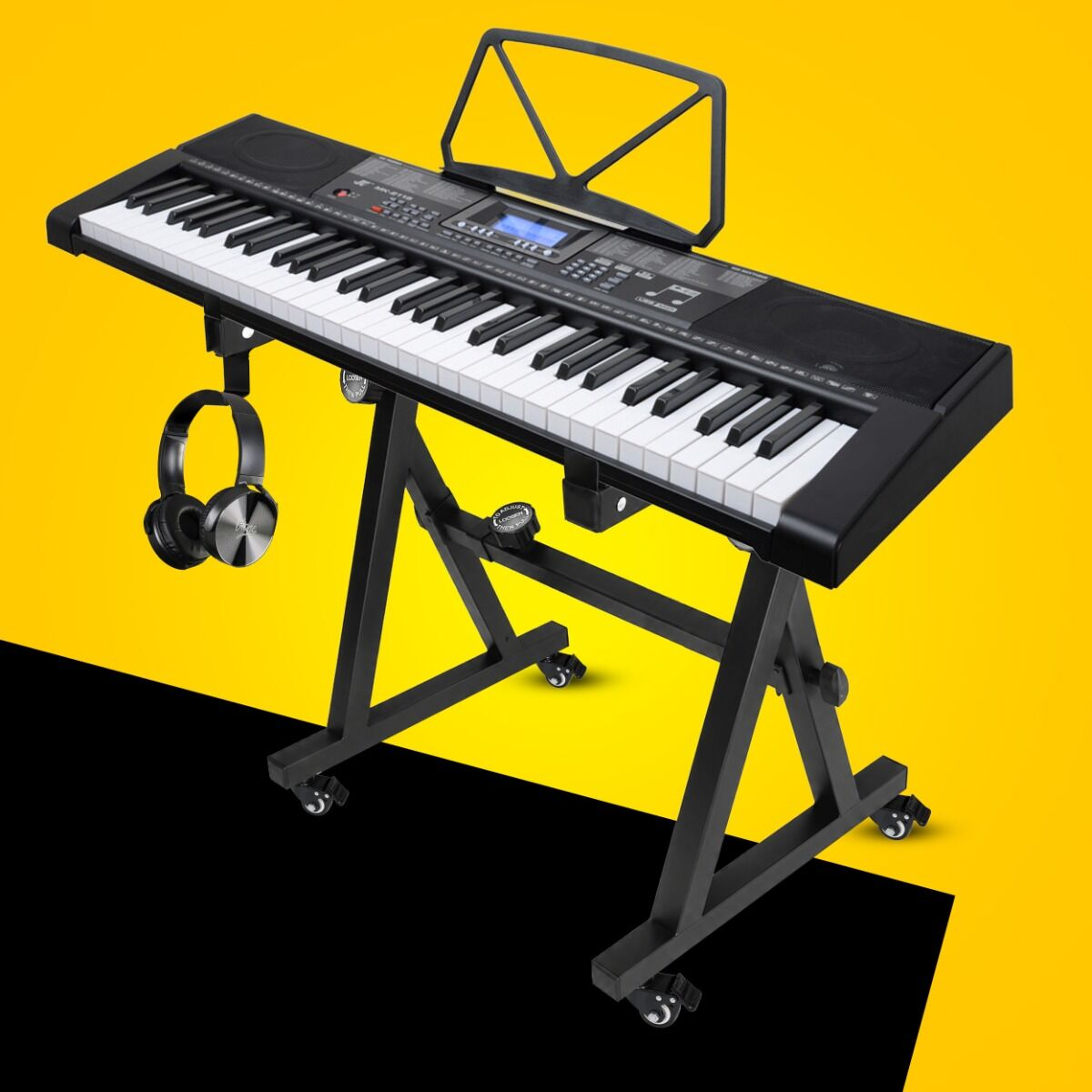 Ein schwarzes Keyboard auf einem rollbaren Ständer mit Kopfhörern vor gelb-schwarzem Hintergrund.