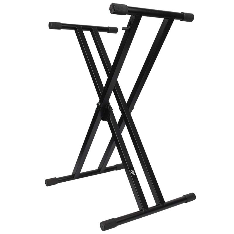 Ein schwarzer doppelter X-Frame-Keyboardständer mit Gummifüßen vor weißem Hintergrund.
