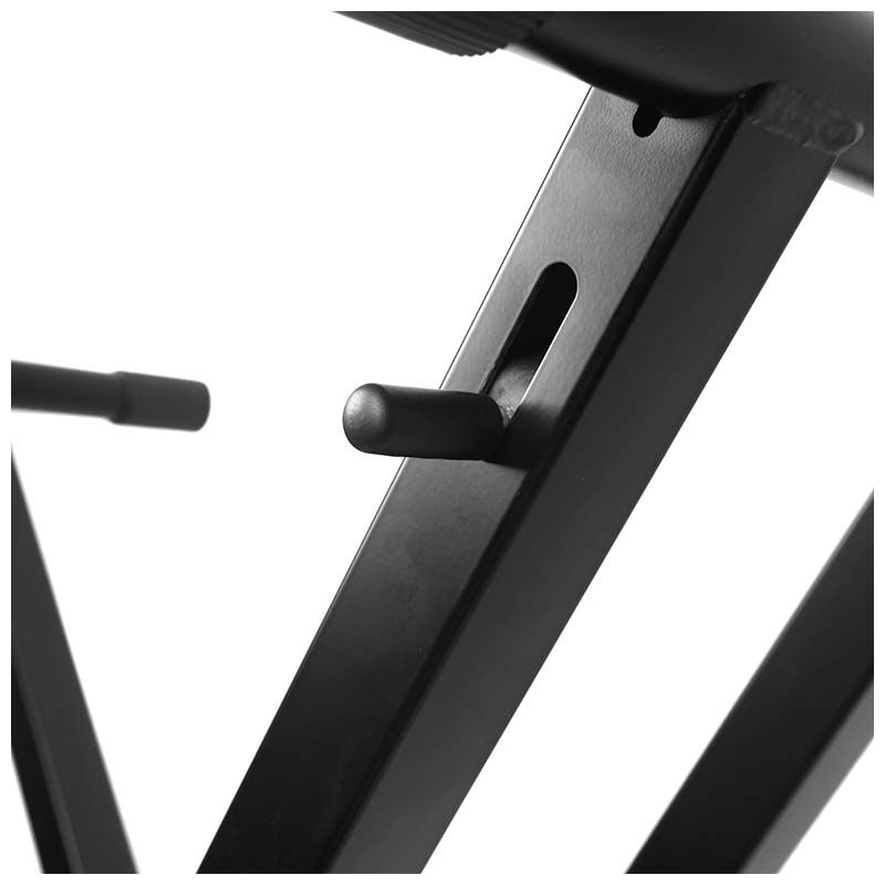 Nahaufnahme eines schwarzen Metall-Verstellstifts und Schlitzes an Fitnessgeräten.