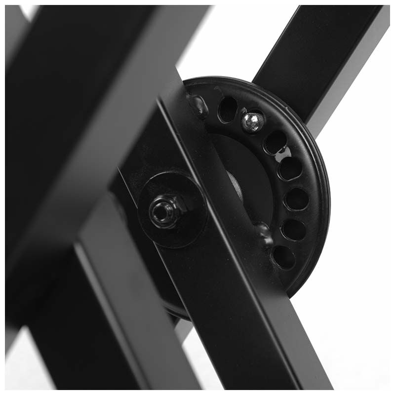 Nahaufnahme eines schwarzen Metall-Verrriegelungsmechanismus mit einem runden Einstellrad und Schrauben.