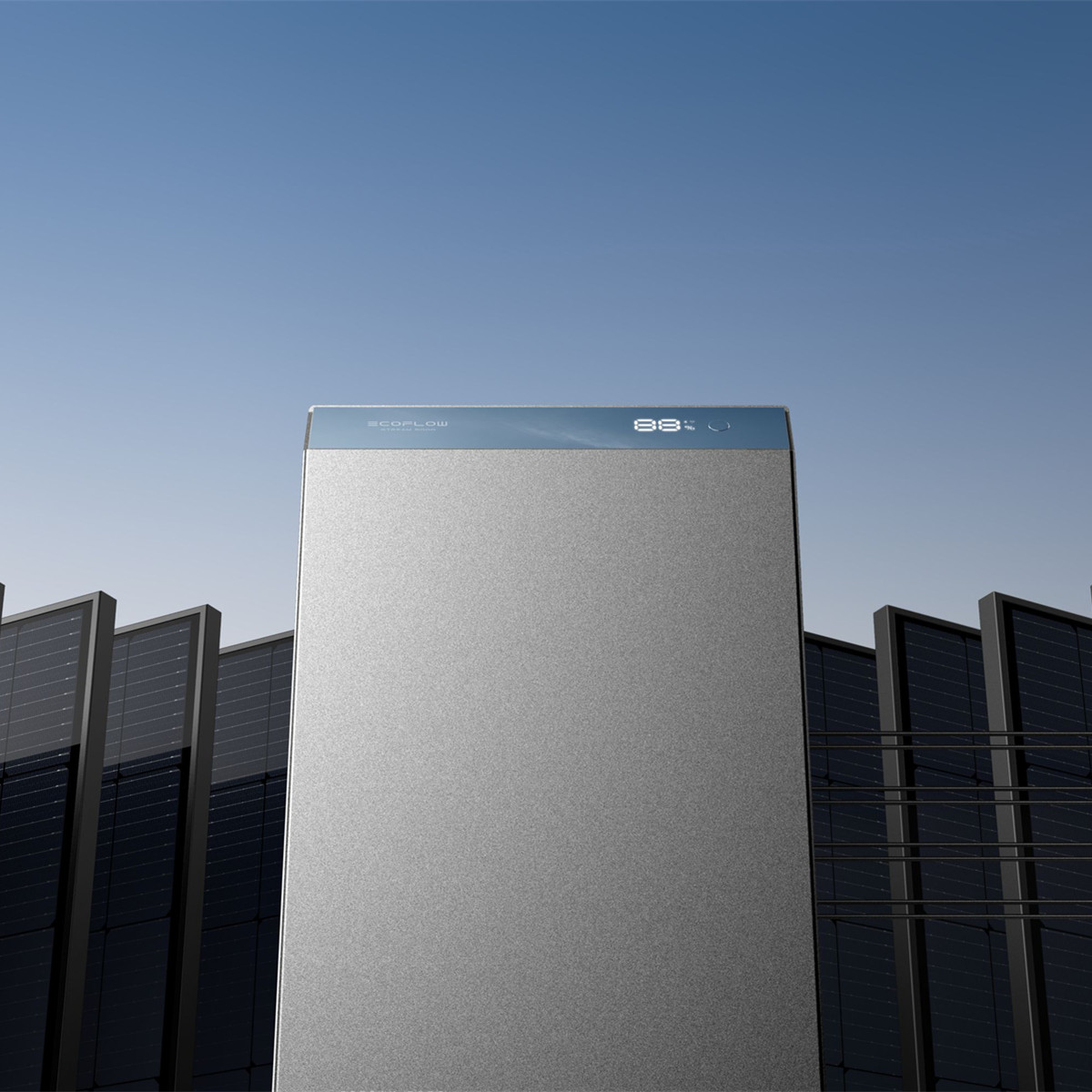 Ein silberner Vertikalbatteriespeicher mit Digitaldisplay steht vor klarem blauem Himmel, flankiert von Solarpanels.