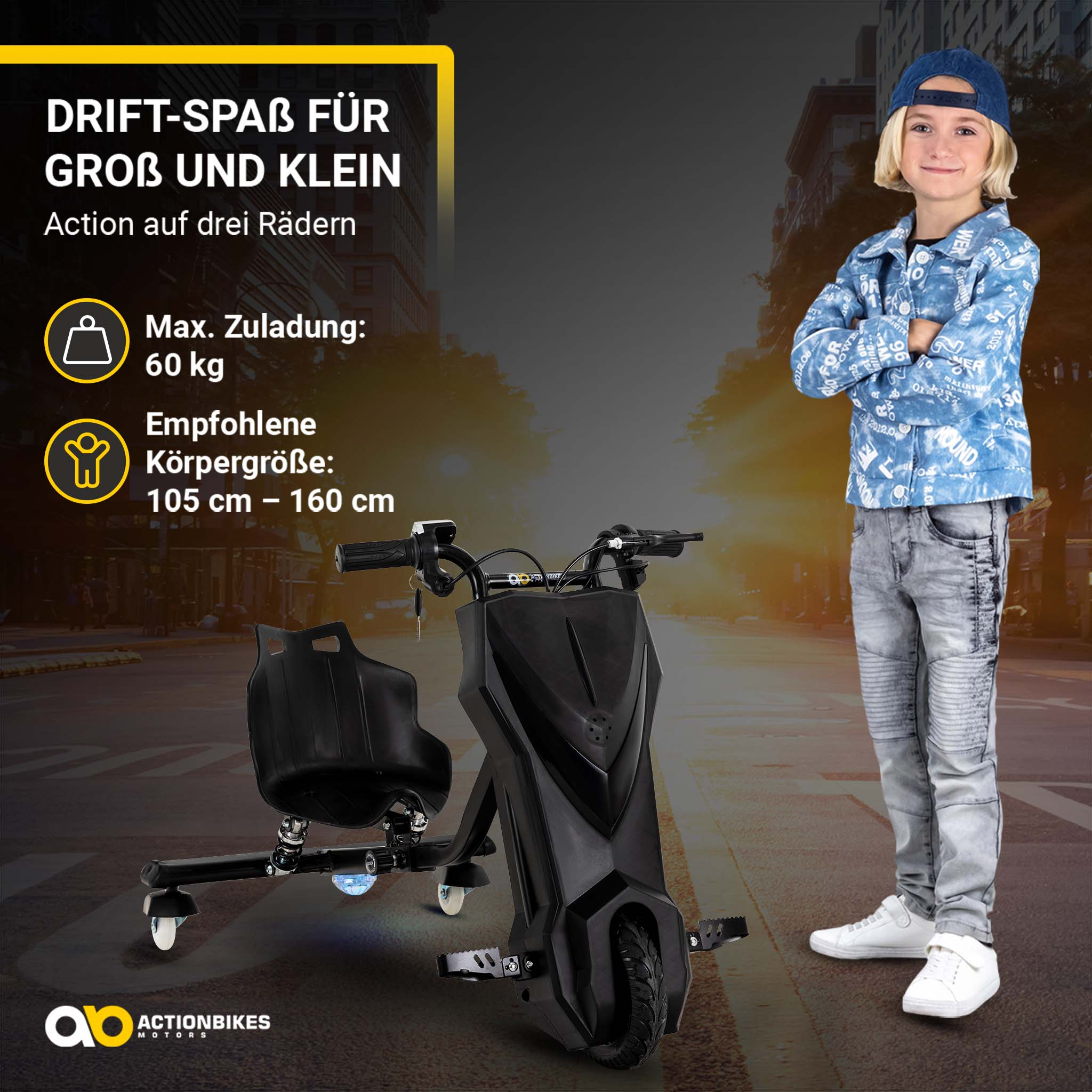 Ein Kind in Jeanskleidung steht neben einem schwarzen Dreirad-Drift-Bike vor einer Straßenszene.