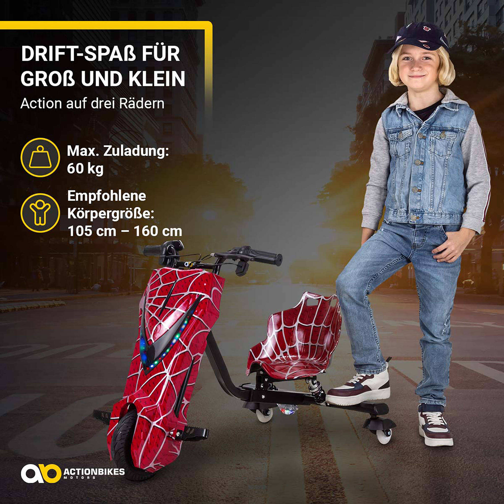 Ein Kind steht neben einem roten Drifttrike im Spinnennetz-Design im Freien mit Werbetexten.