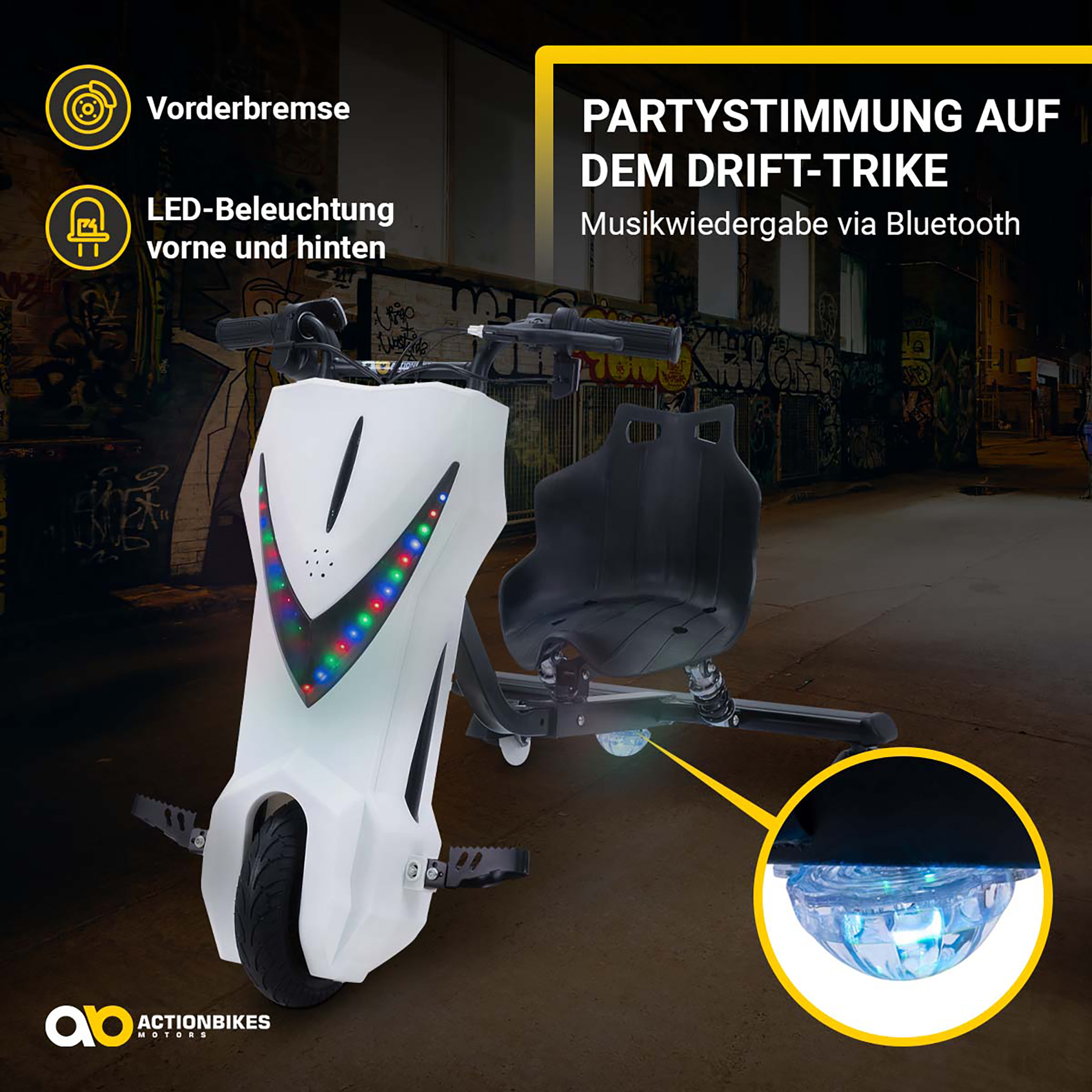 Ein weißes Drift-Trike mit LEDs und schwarzem Sitz nachts im Freien.