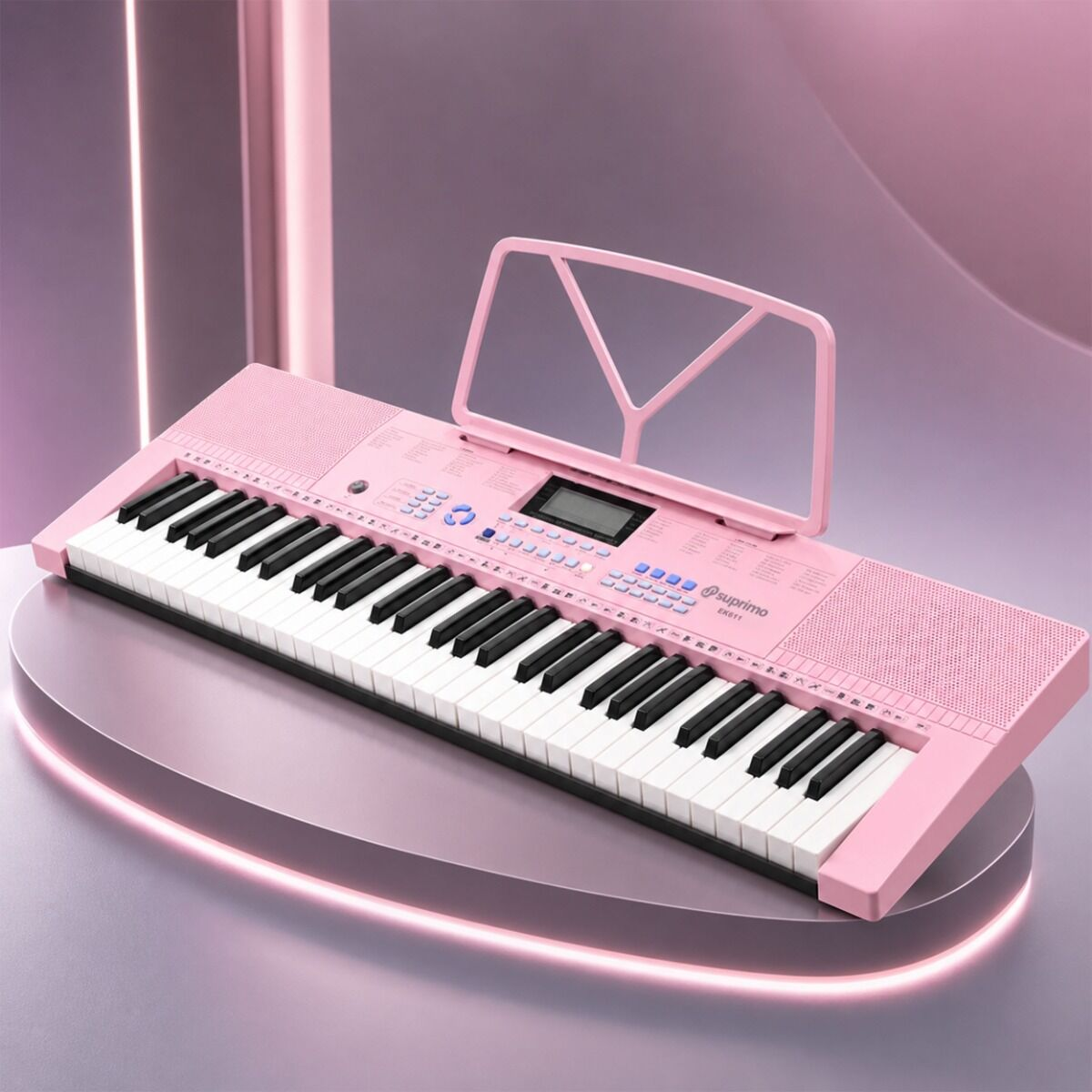 Ein rosafarbenes E-Keyboard mit Notenständer steht auf einer leuchtenden Plattform vor rosa Hintergrund.