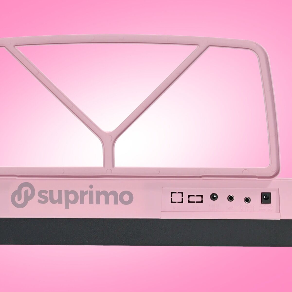 Rosa Suprimo-Keyboard mit Notenständer und Anschlüssen vor rosa Hintergrund.