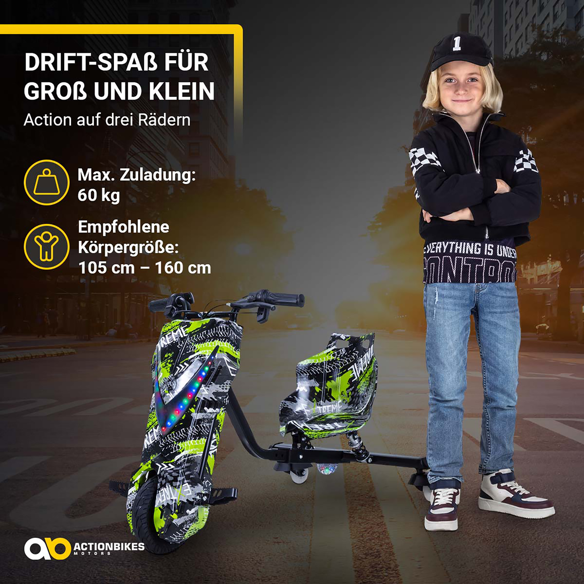 Ein Kind steht stolz neben einem bunten Dreirad-Drift-Roller auf der Straße, umgeben von Werbetext.