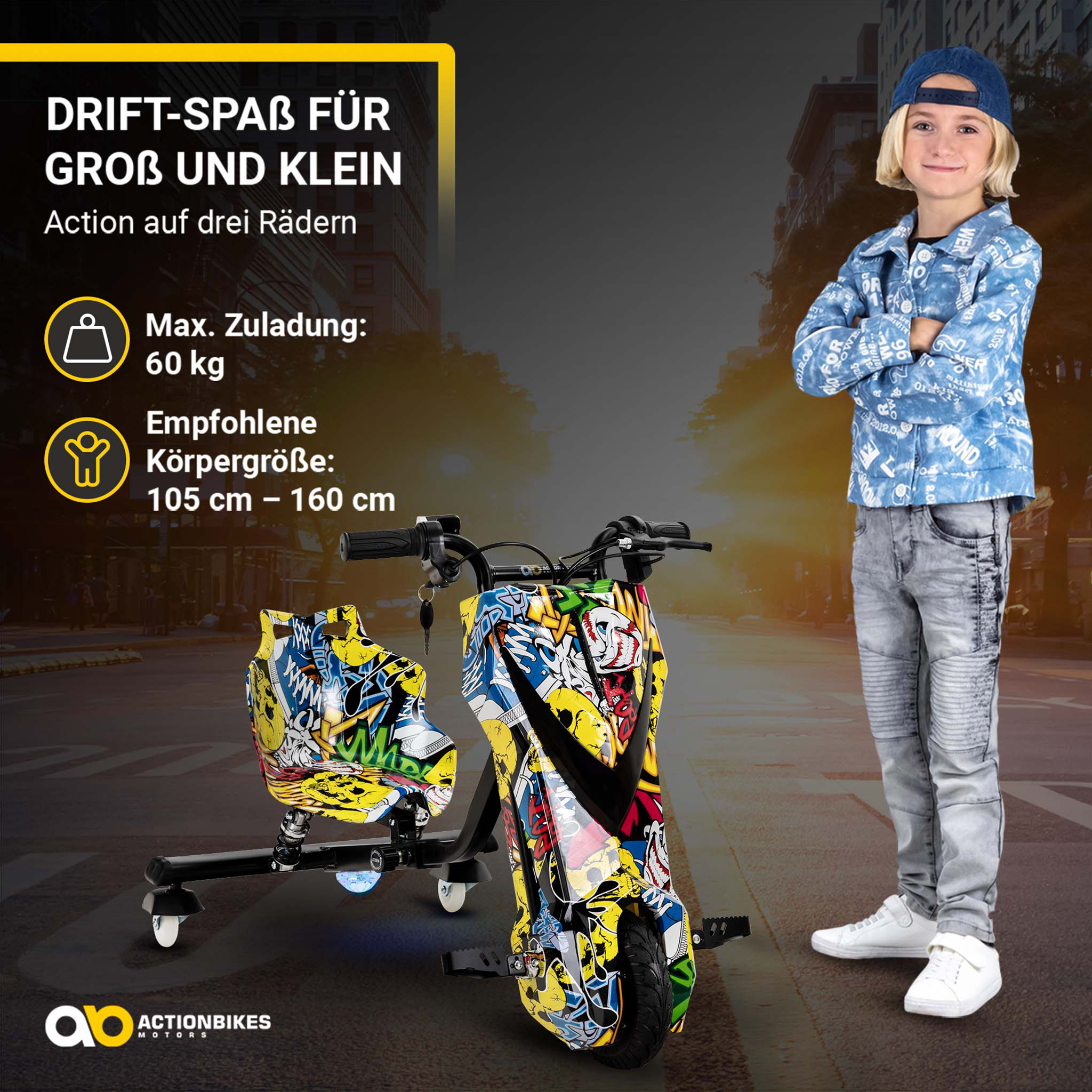 Ein blondes Kind in blauer Kleidung steht neben einem bunten Drift-Dreirad auf einer Straße mit Text.