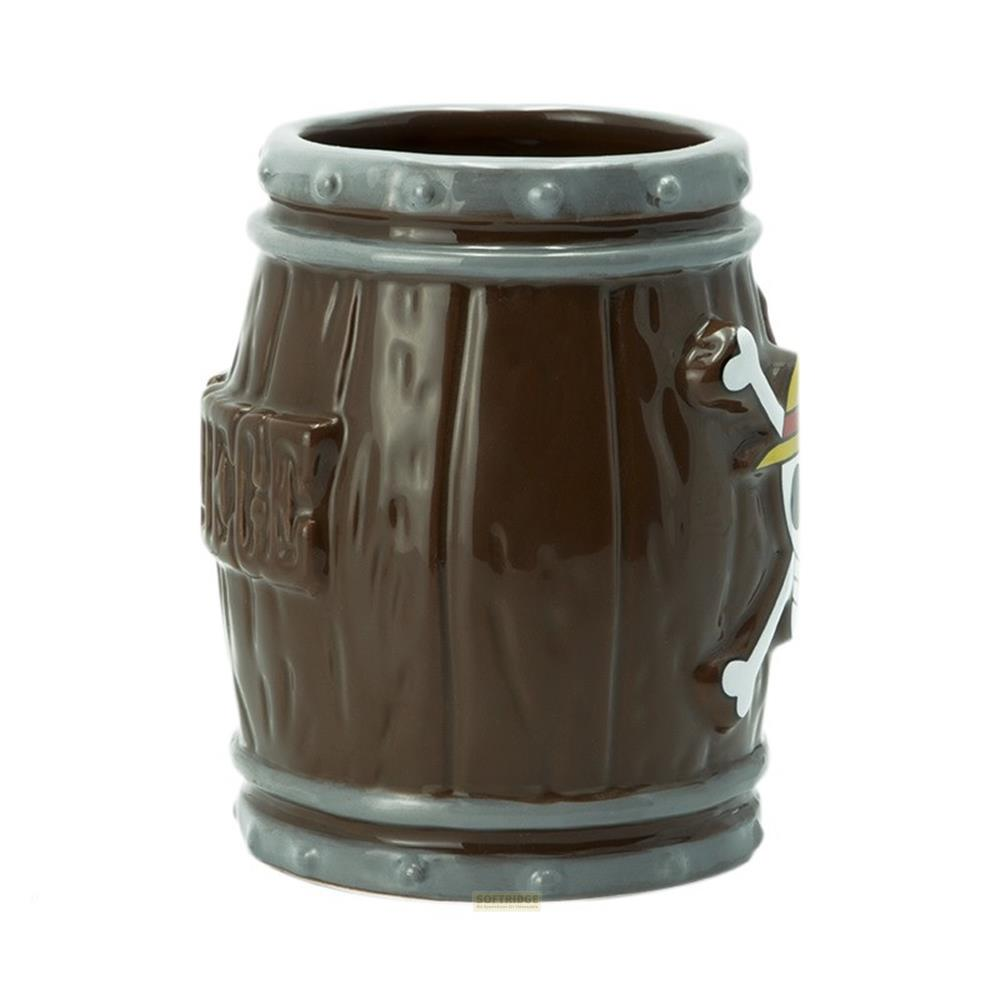 Taza de cerámica marrón con diseño de barril de madera, bandas grises y emblema de calavera sobre fondo blanco.