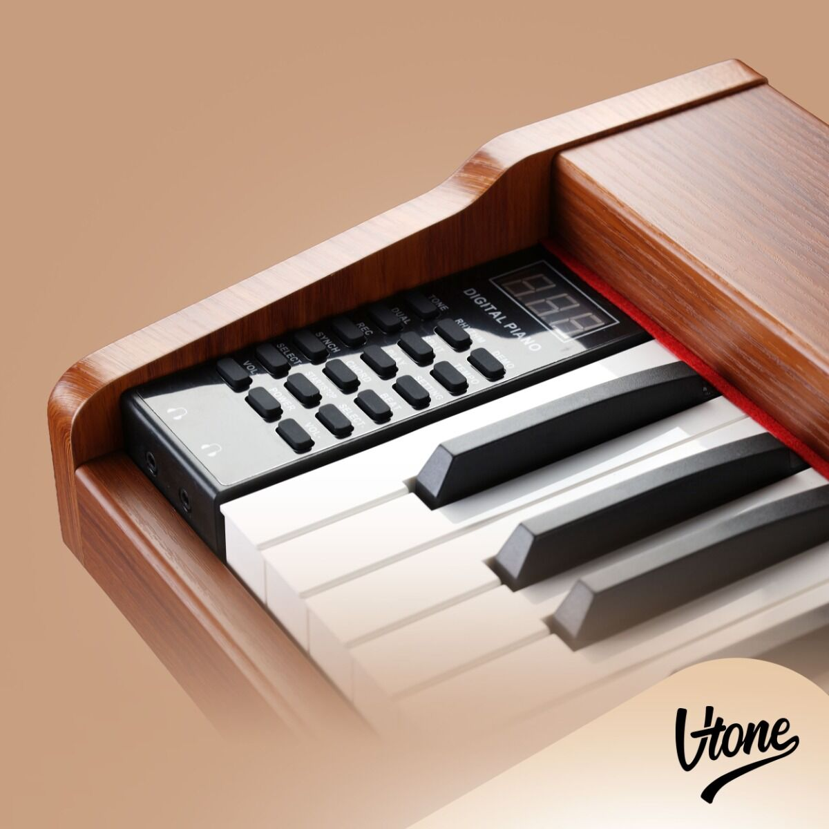 Nahaufnahme eines Holz-Digitalpianos mit Tasten und Bedienfeld.