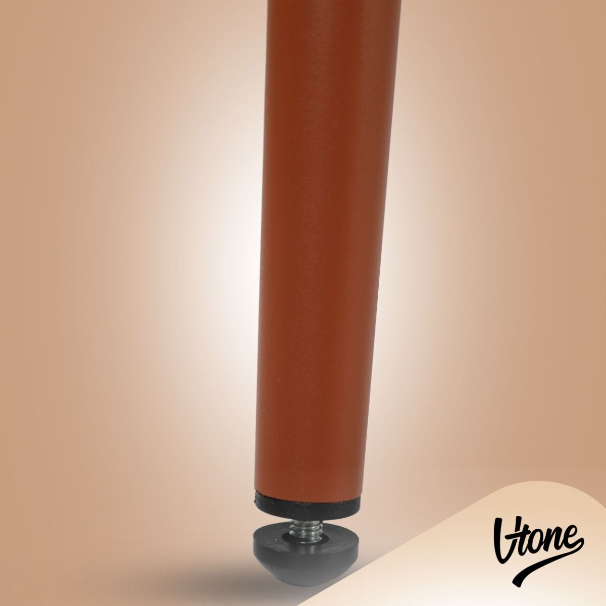 Ein braunes, zylindrisches Möbelbein mit verstellbarem Stellfuß vor beige-Farbverlauf.