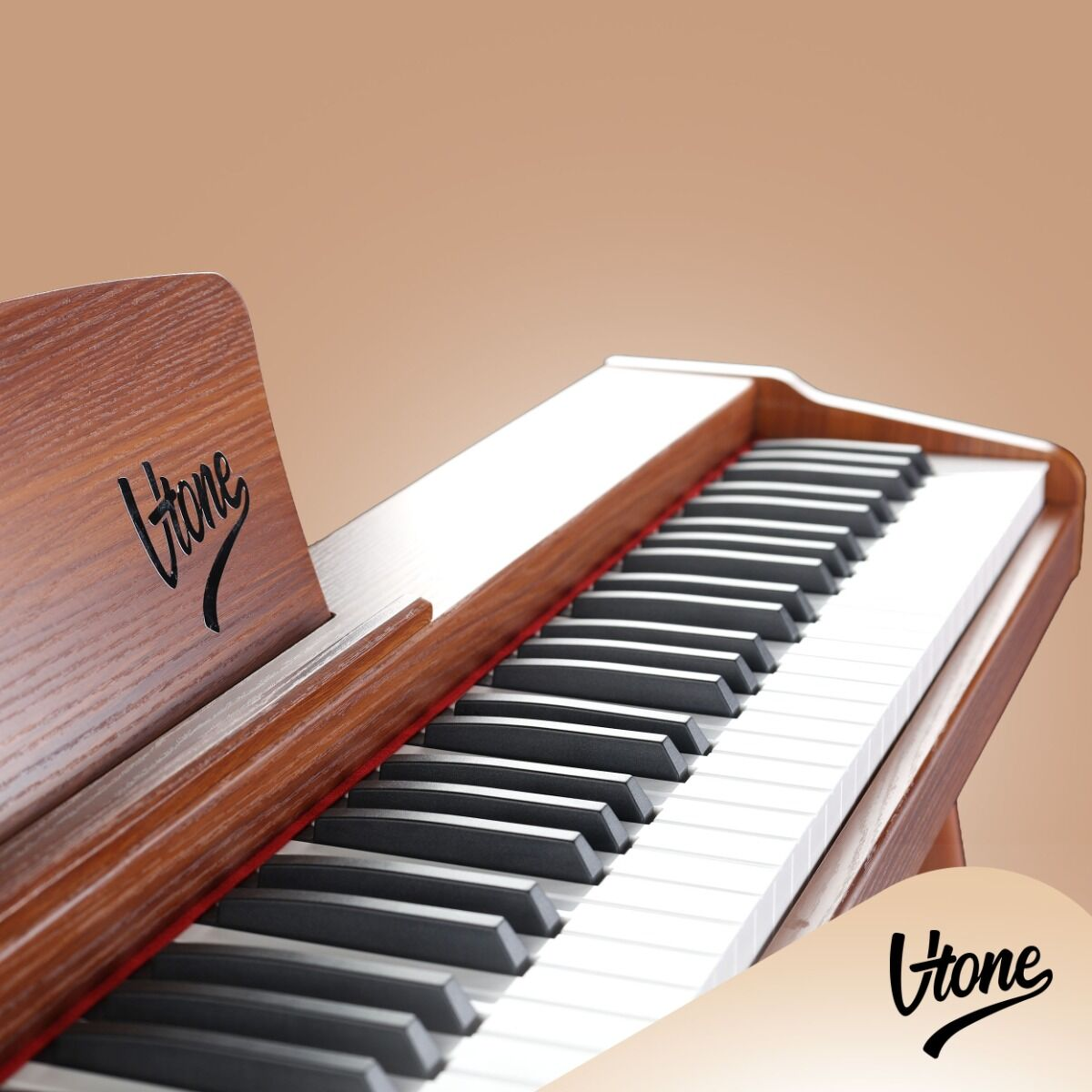 Holzfarbenes E-Piano mit schwarz-weißen Tasten und dem 'Vtone'-Logo vor beige Hintergrund.