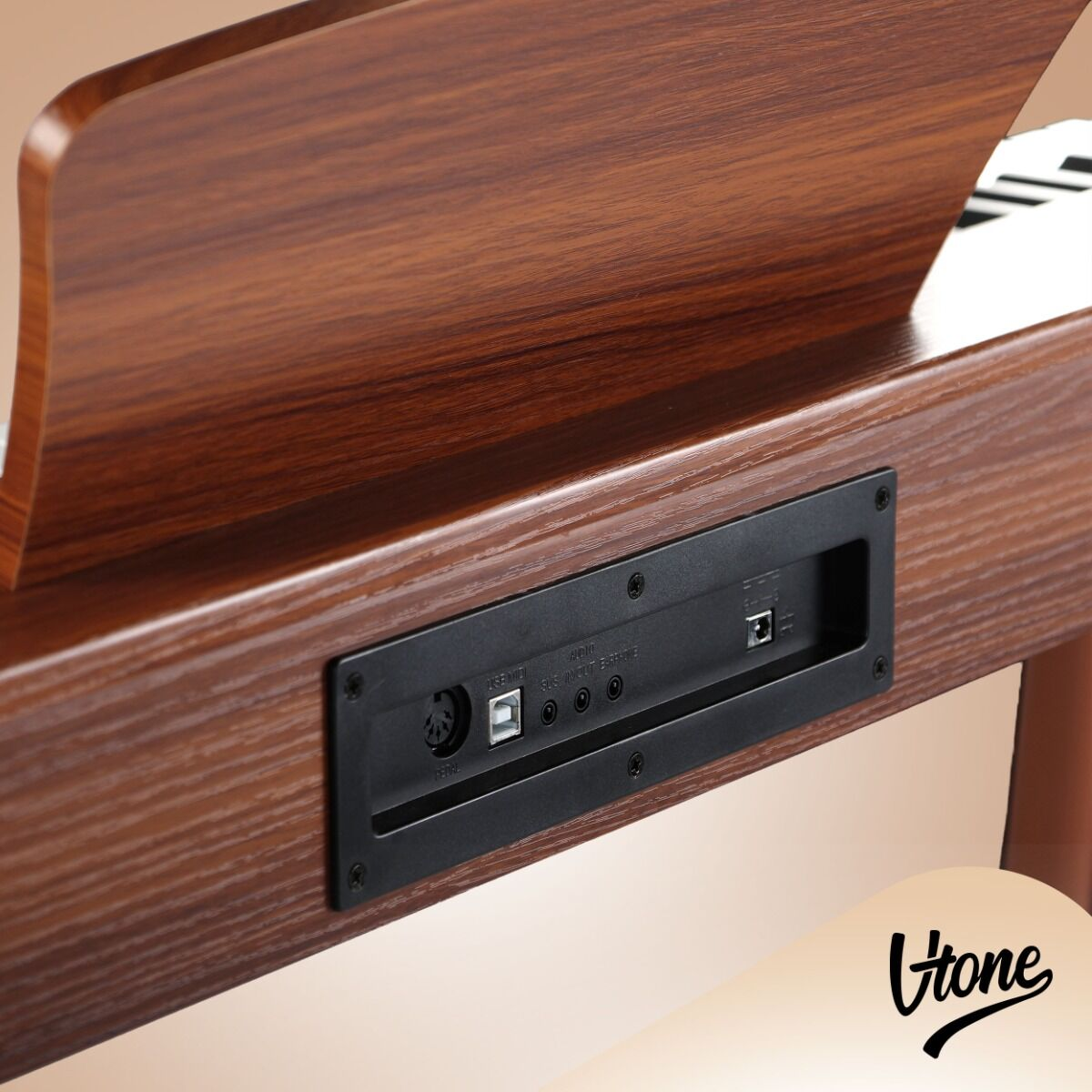 Rückseite der Anschlüsse an einem digitalen Holzklavier mit MIDI-, USB- und Audiobuchsen.
