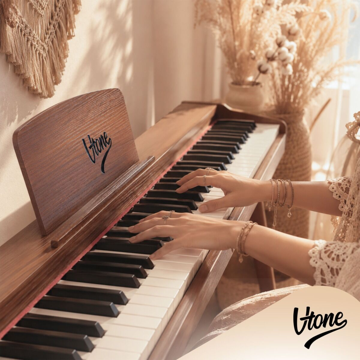 Eine Frau mit Ringen spielt auf einem hölzernen E-Piano in einem hellen, gemütlichen Zimmer.