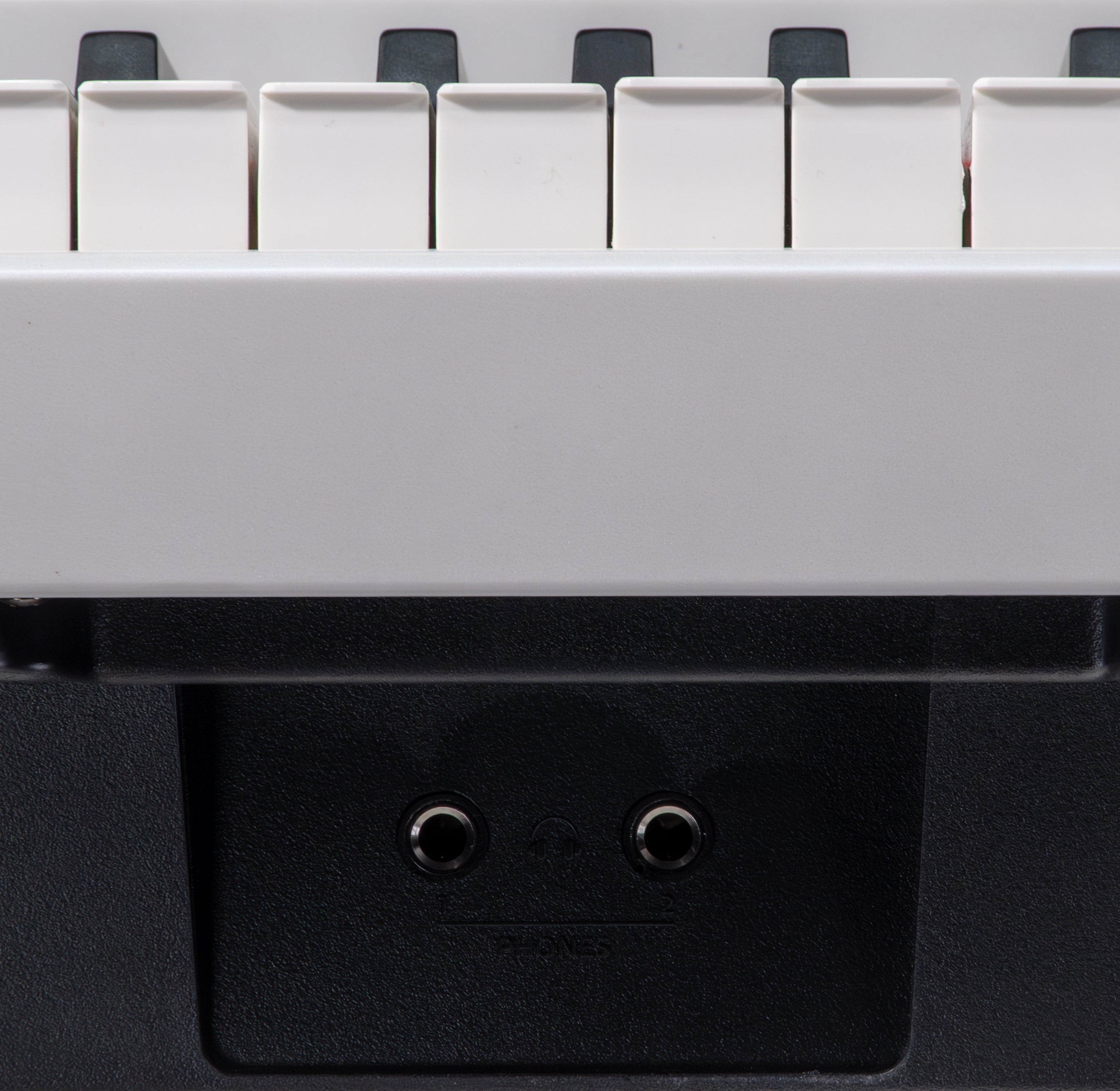 Vorderseite eines E-Pianos mit weißen und schwarzen Tasten sowie zwei Kopfhöreranschlüssen.