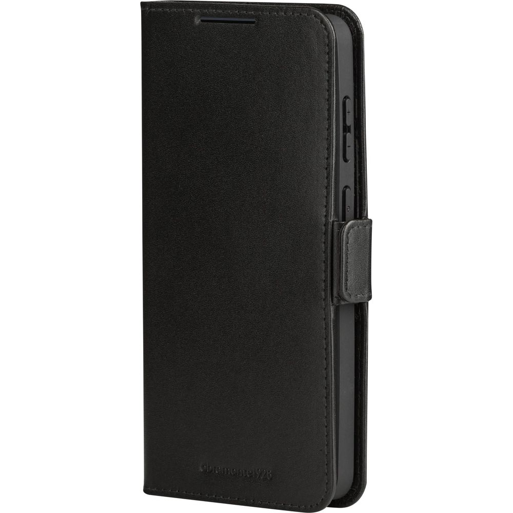 Ein schwarzes Leder-Klappetui für ein Smartphone mit sichtbaren Knöpfen an der Seite vor weißem Hintergrund.