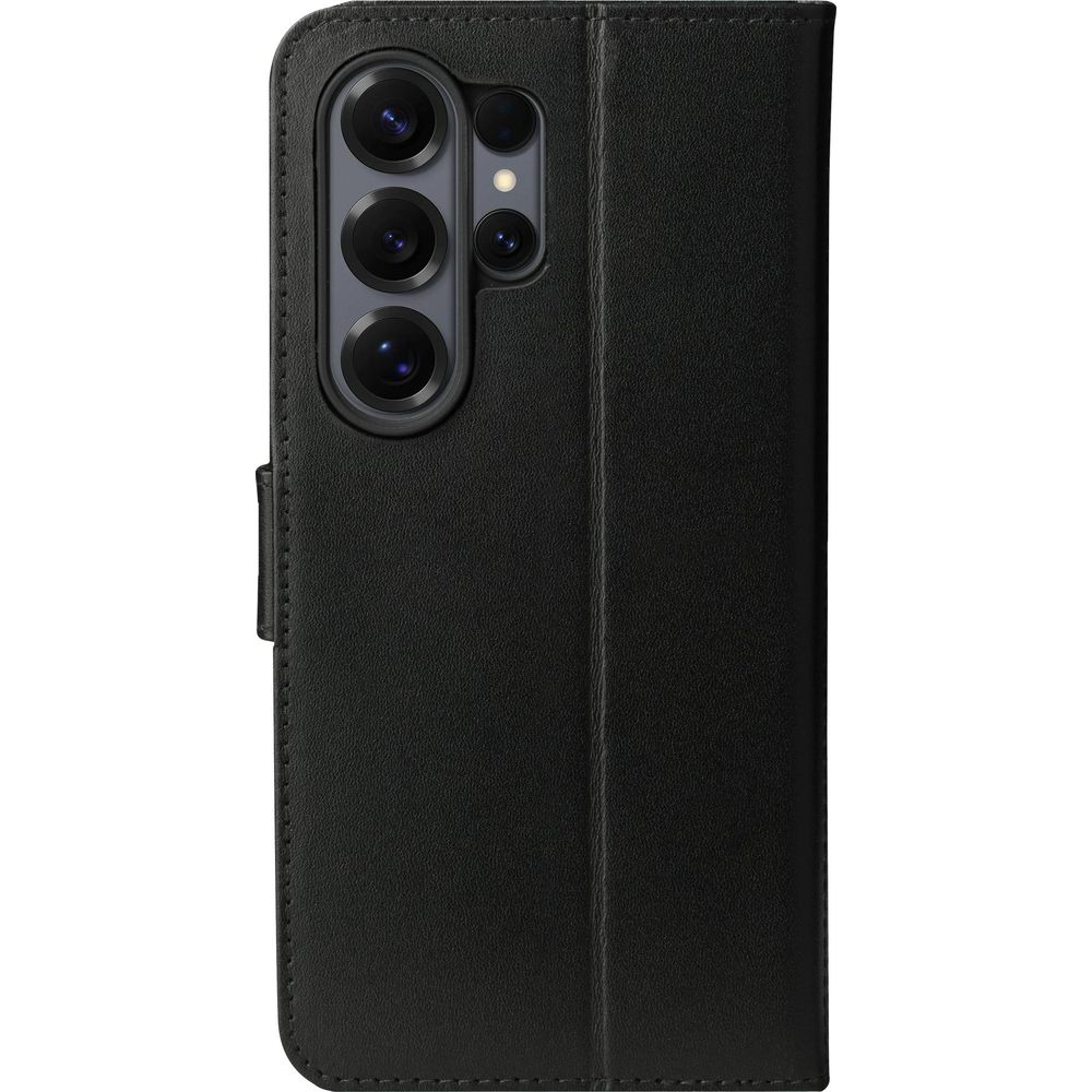 Schwarze Smartphone-Hülle aus Leder mit Kameraausschnitt auf weißem Hintergrund.