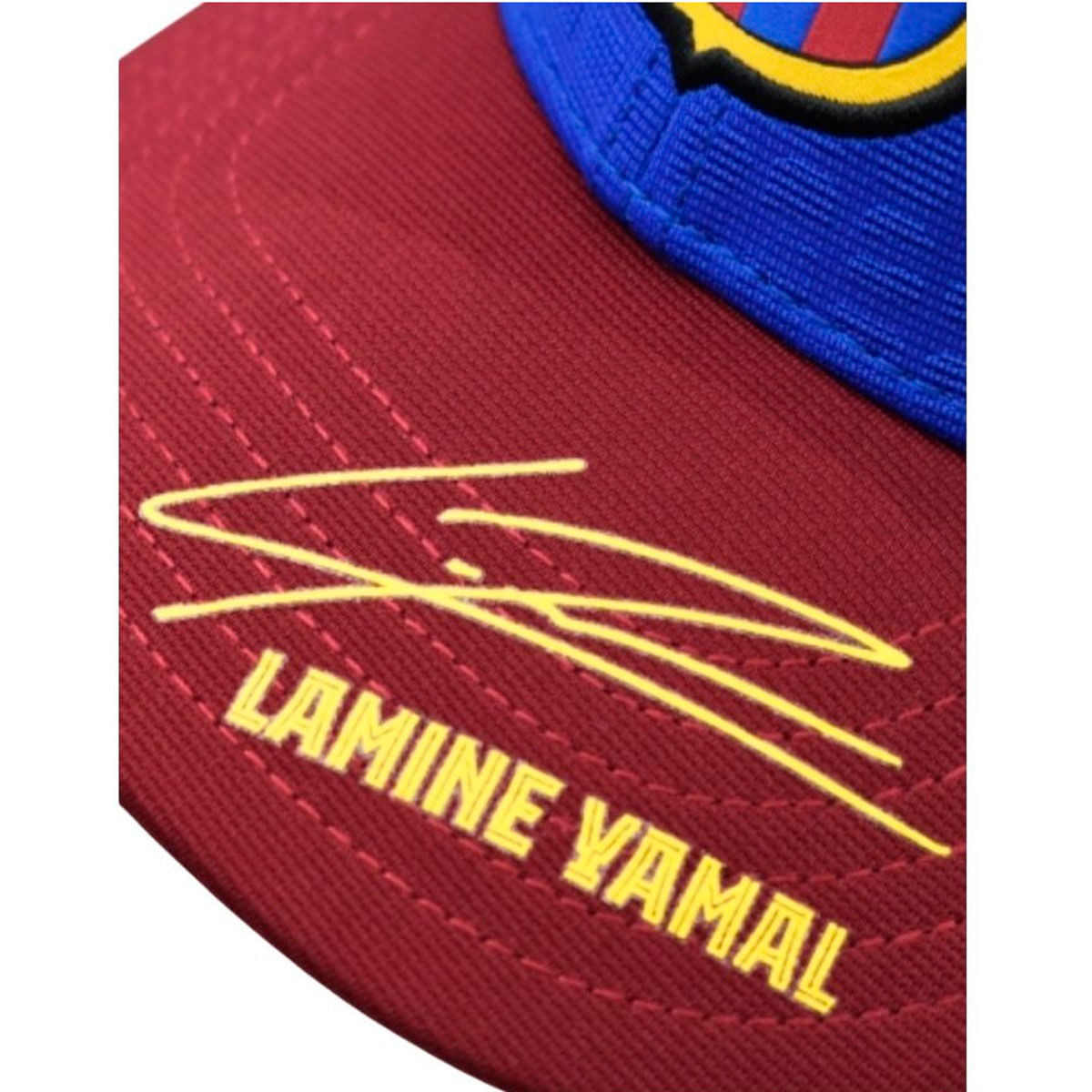 Gorra roja con visera azul, firma amarilla y el texto 'Lamine Yamal'.