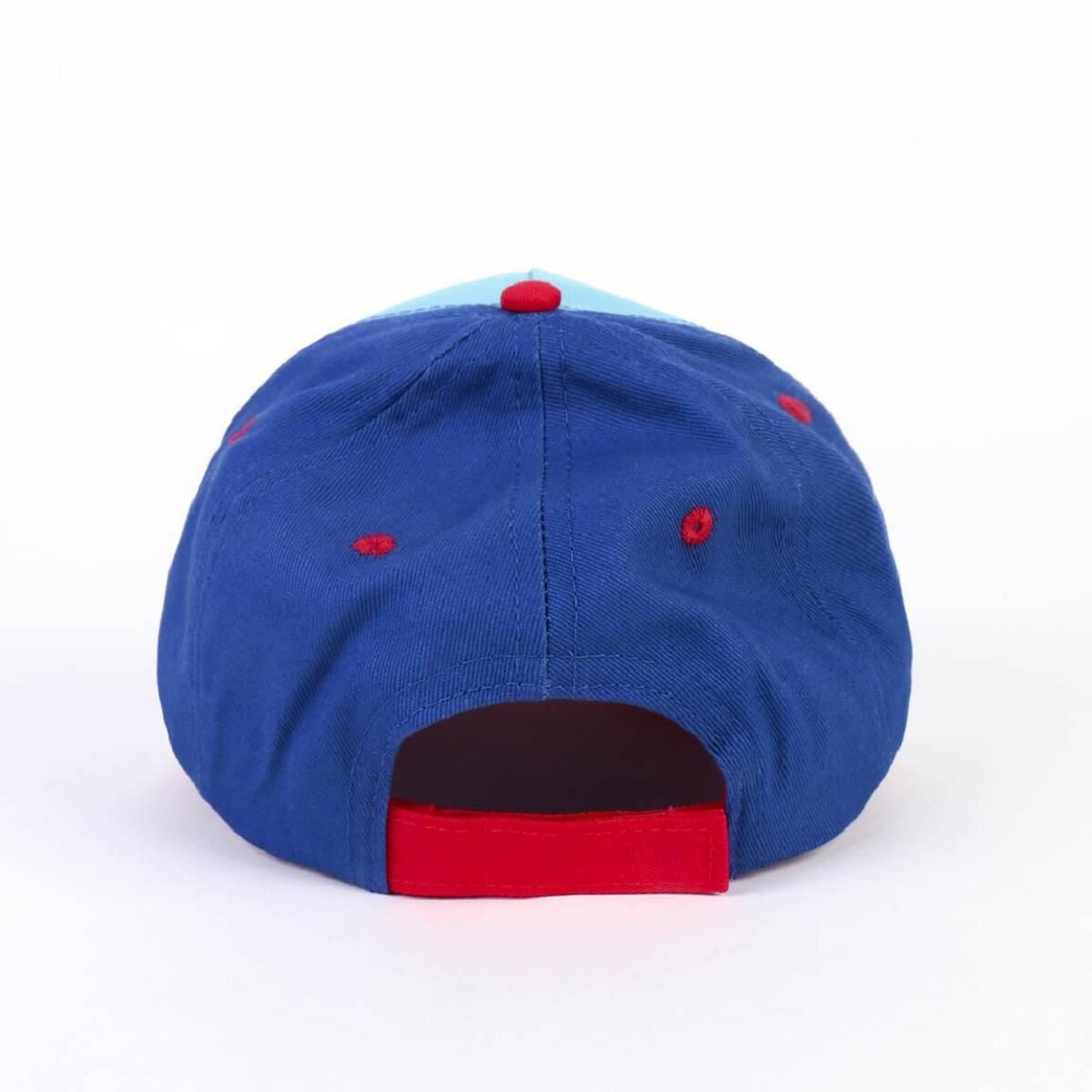 Gorra de béisbol azul con tira ajustable roja y ojales rojos sobre fondo blanco.