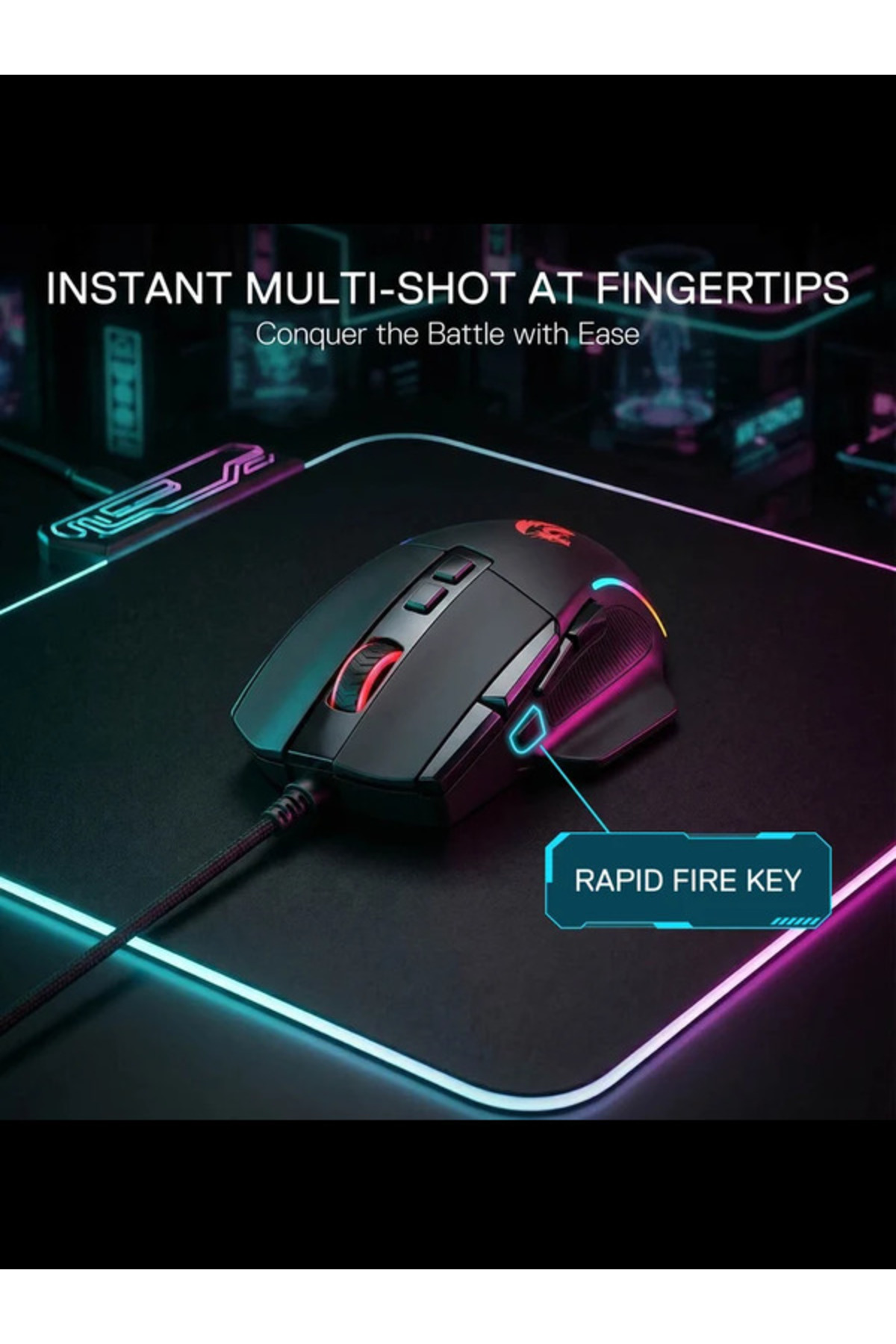Işıklı bir mousepad üzerinde RGB aydınlatmalı siyah oyuncu faresi, hızlı ateş etme tuşunu vurguluyor.