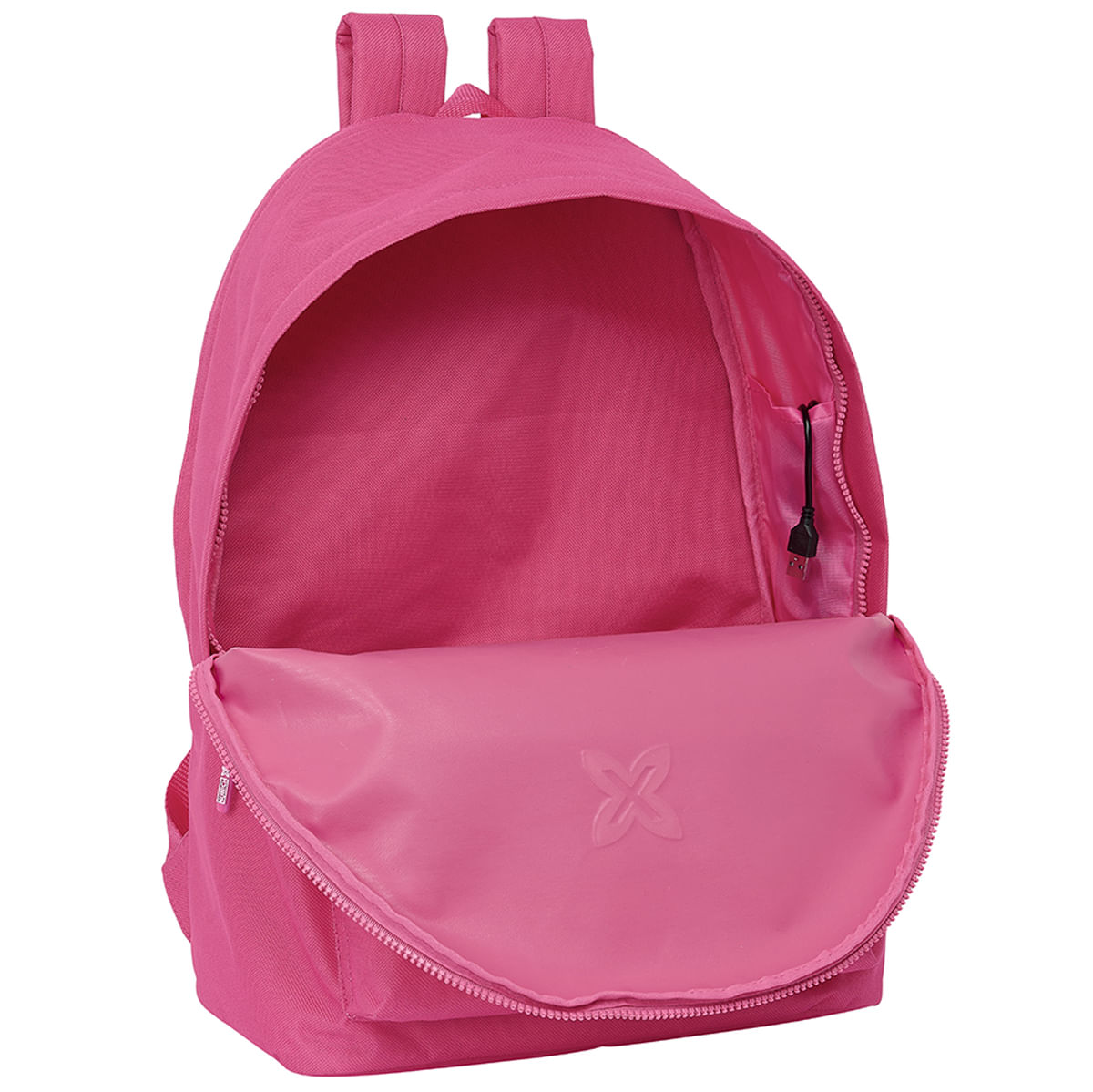 Una mochila rosa abierta muestra el compartimento principal y un pequeño cable USB dentro sobre fondo claro.