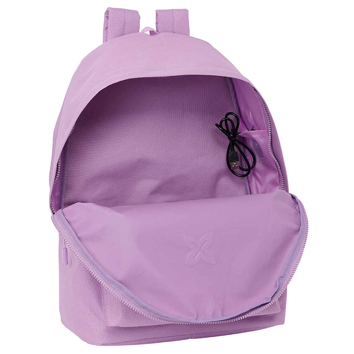 Mochila abierta de color morado claro con un cable USB negro dentro del compartimento principal sobre fondo blanco.