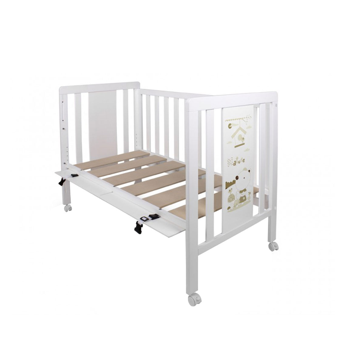Cuna de madera blanca con base de listones y ruedas, con panel gráfico de animales en el lateral, aislada en blanco.