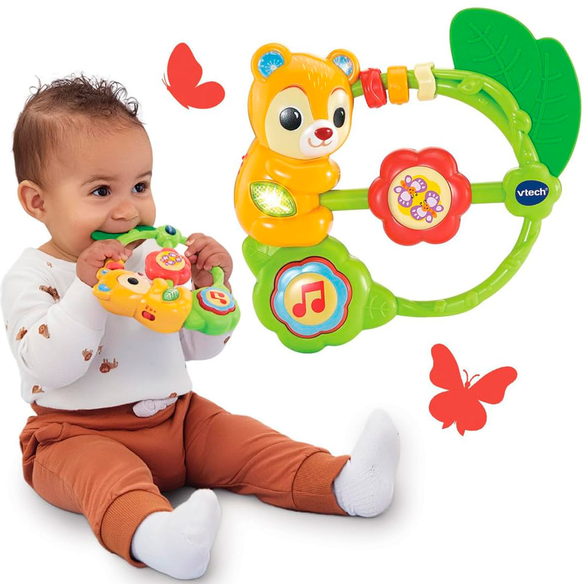 Un bebé sentado en el suelo muerde un juguete colorido de animales VTech con luces.