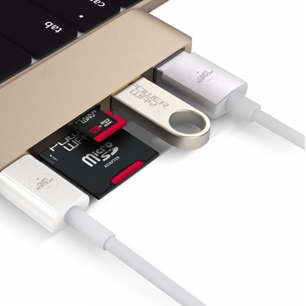 USB-C hub, bağlı beyaz kablolar, bir USB bellek ve bir mikro SD kart içeren altın renkli bir dizüstü bilgisayar.