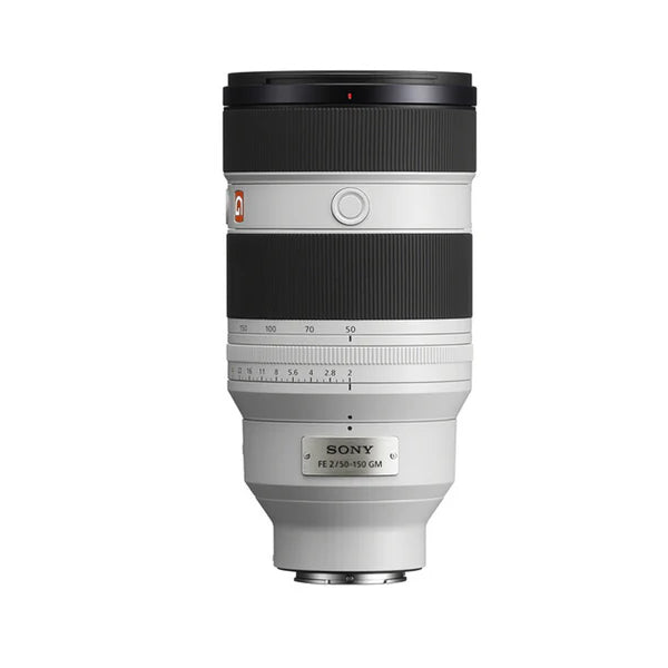 Teleobiettivo bianco Sony FE 50-150 mm GM su sfondo bianco con ghiera di messa a fuoco nera.
