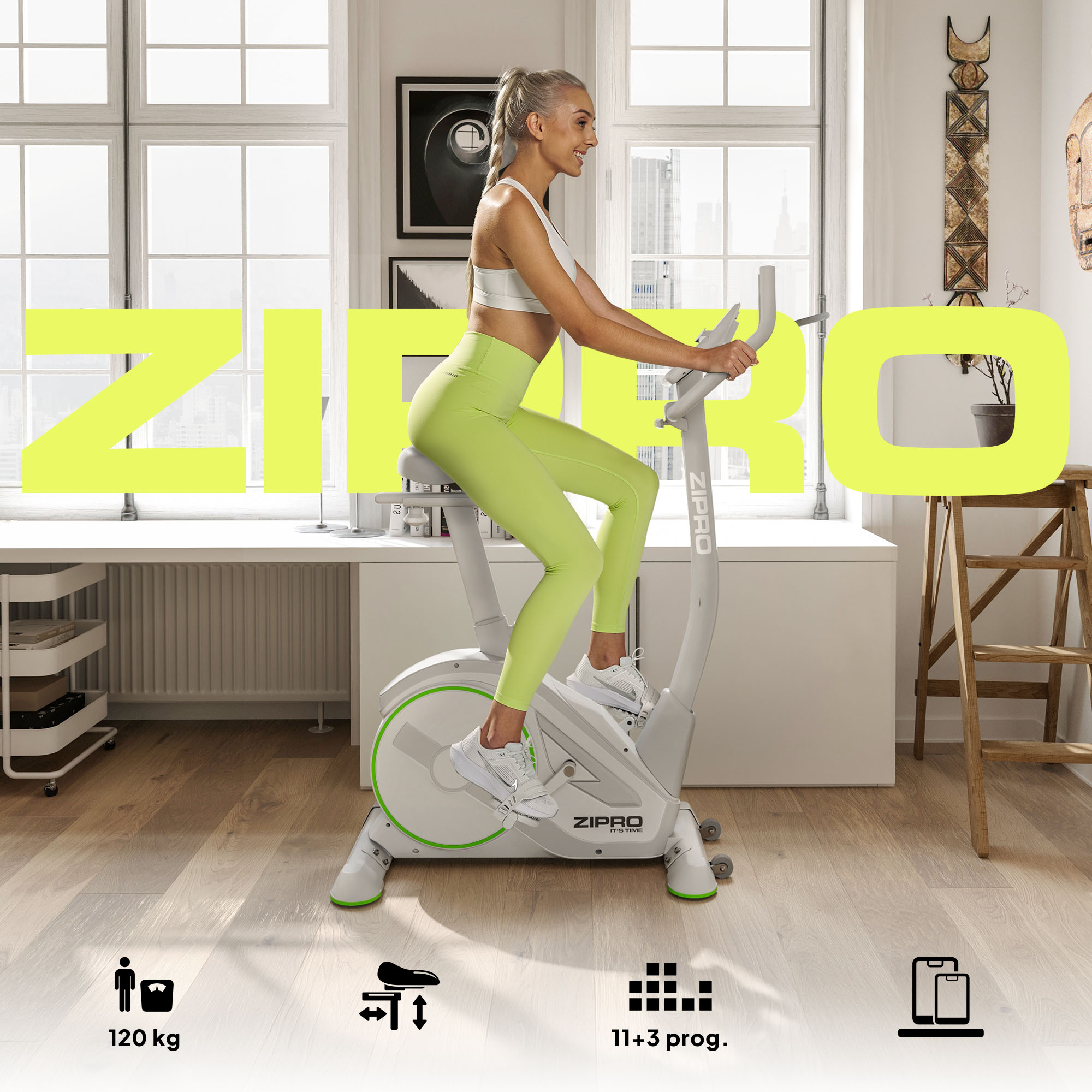 Una donna in abiti sportivi pedala su una cyclette bianca e verde in una stanza luminosa.
