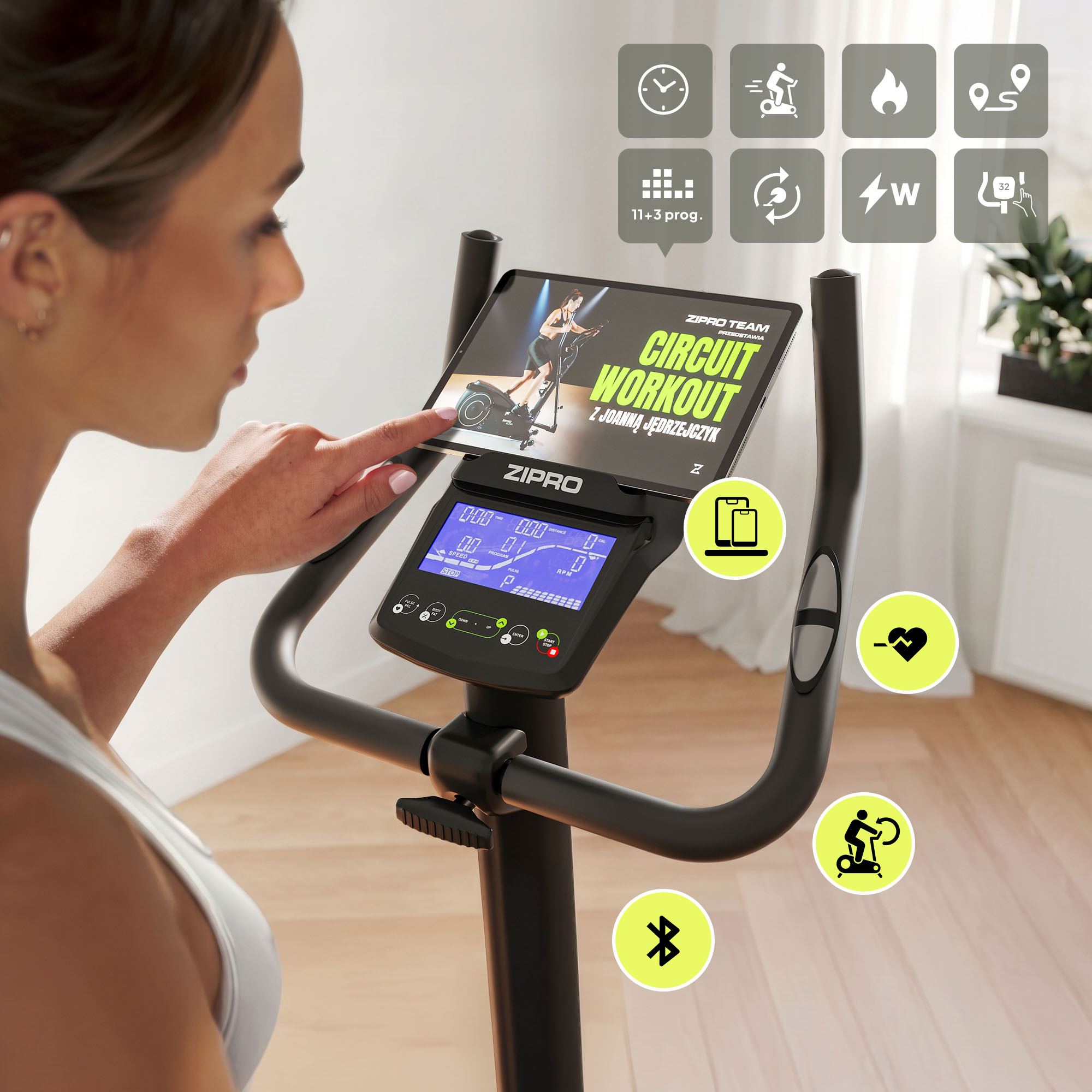 Una donna usa il touchscreen di una cyclette con guida all'allenamento e icone.