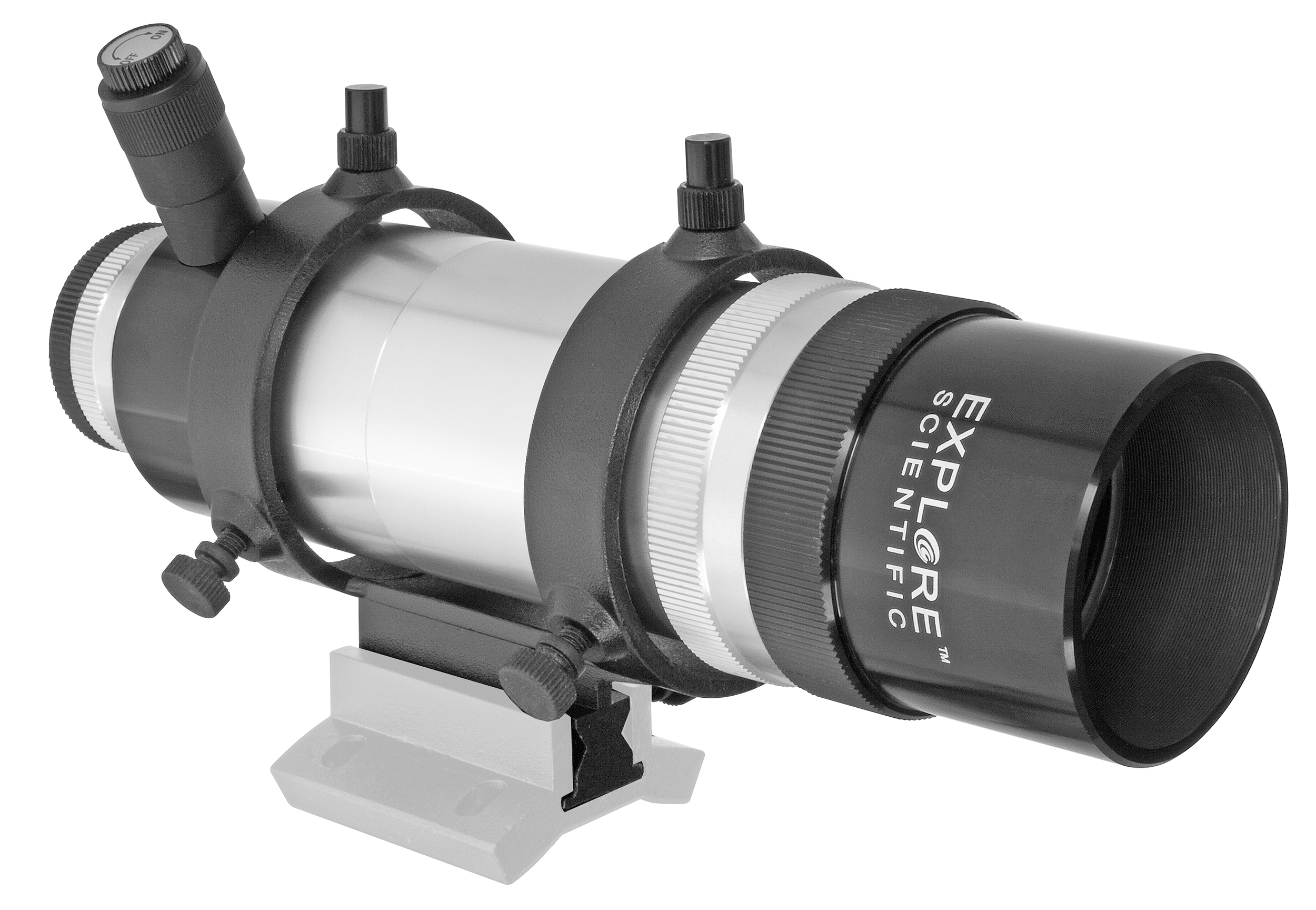 Un telescopio Explore Scientific en negro y plata sobre un soporte blanco contra un fondo blanco.