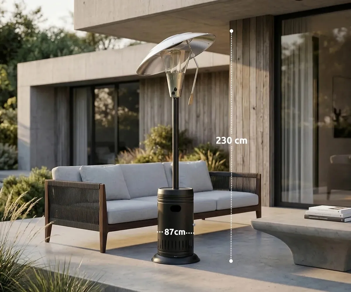 Modern bir ev ve kanepenin önündeki bir terasta 230 cm boyunda siyah bir veranda ısıtıcısı.