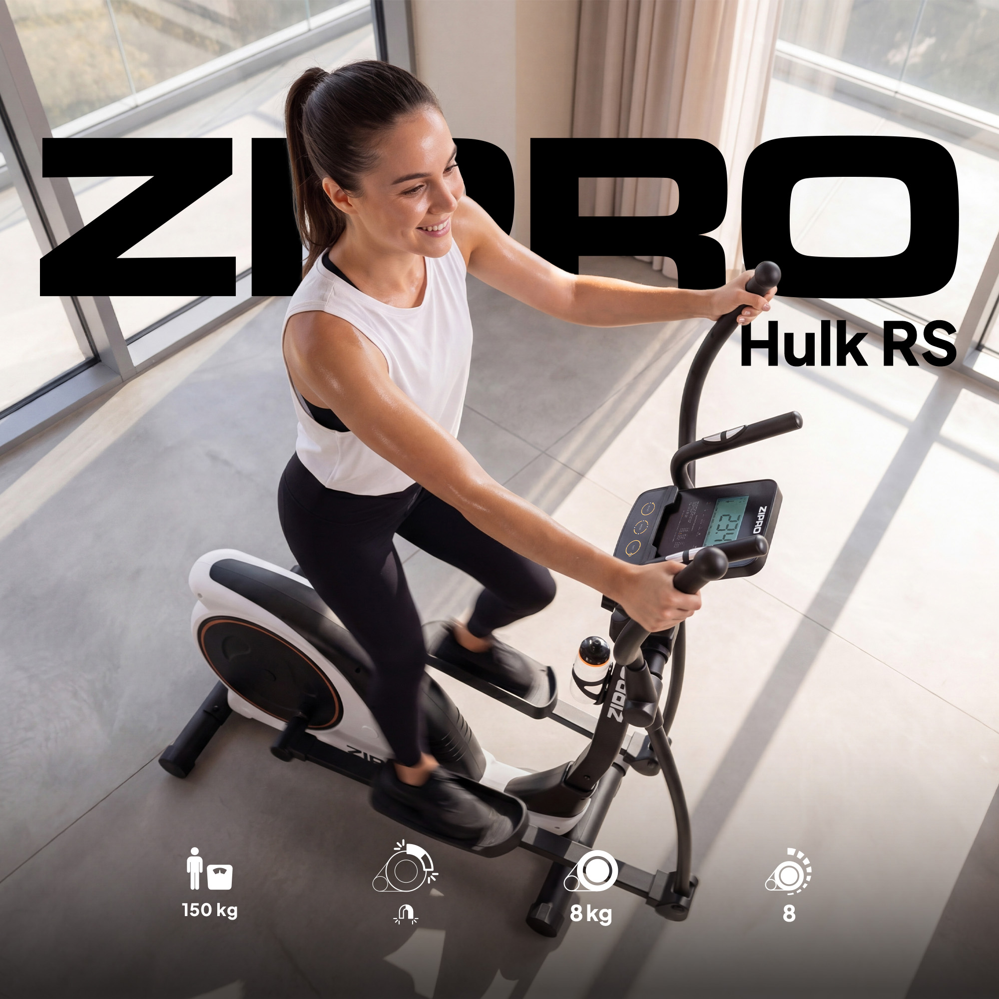 Una donna sorridente in abbigliamento sportivo usa un ellittica Zipro Hulk RS.