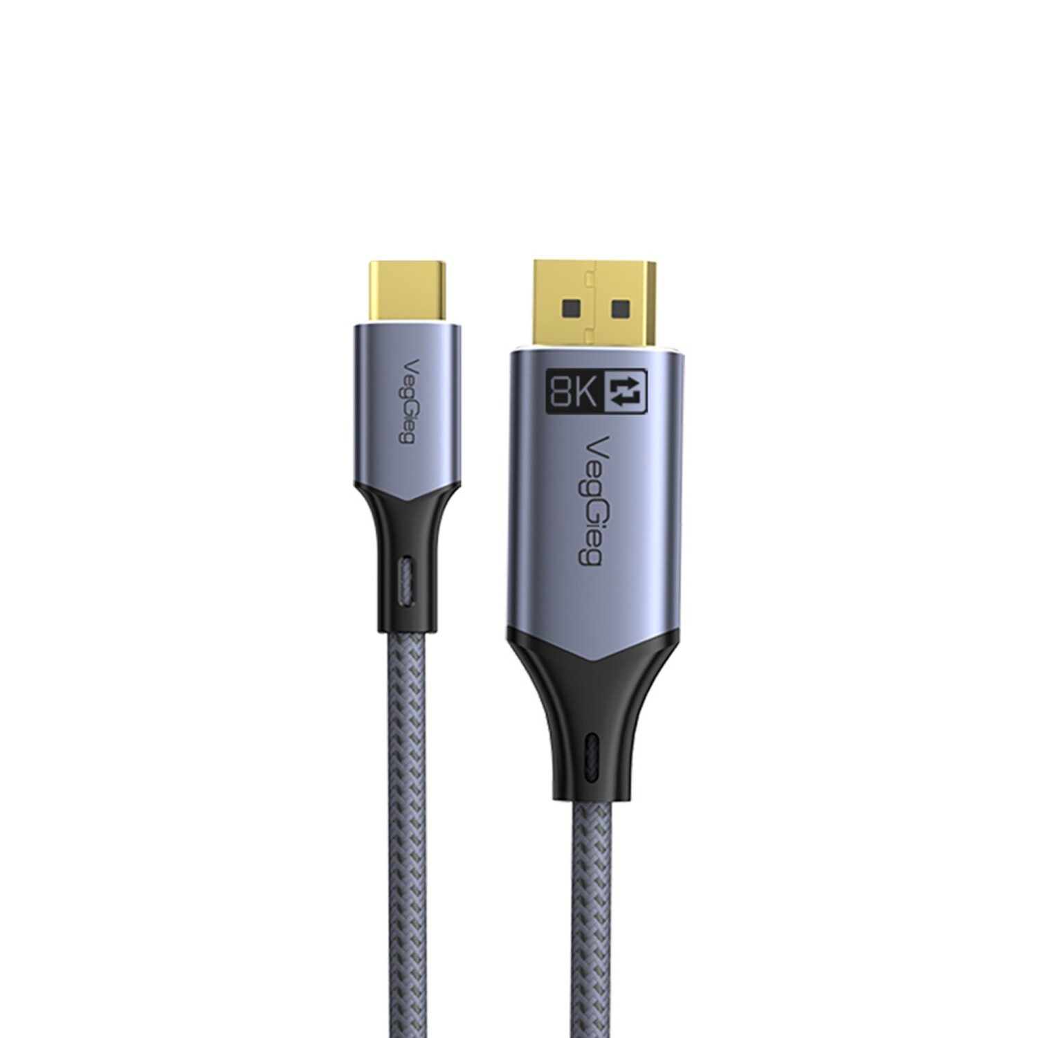 Beyaz arka planda gri metalik konnektörlü ve örgülü kabloya sahip bir USB-C - DisplayPort kablosu.