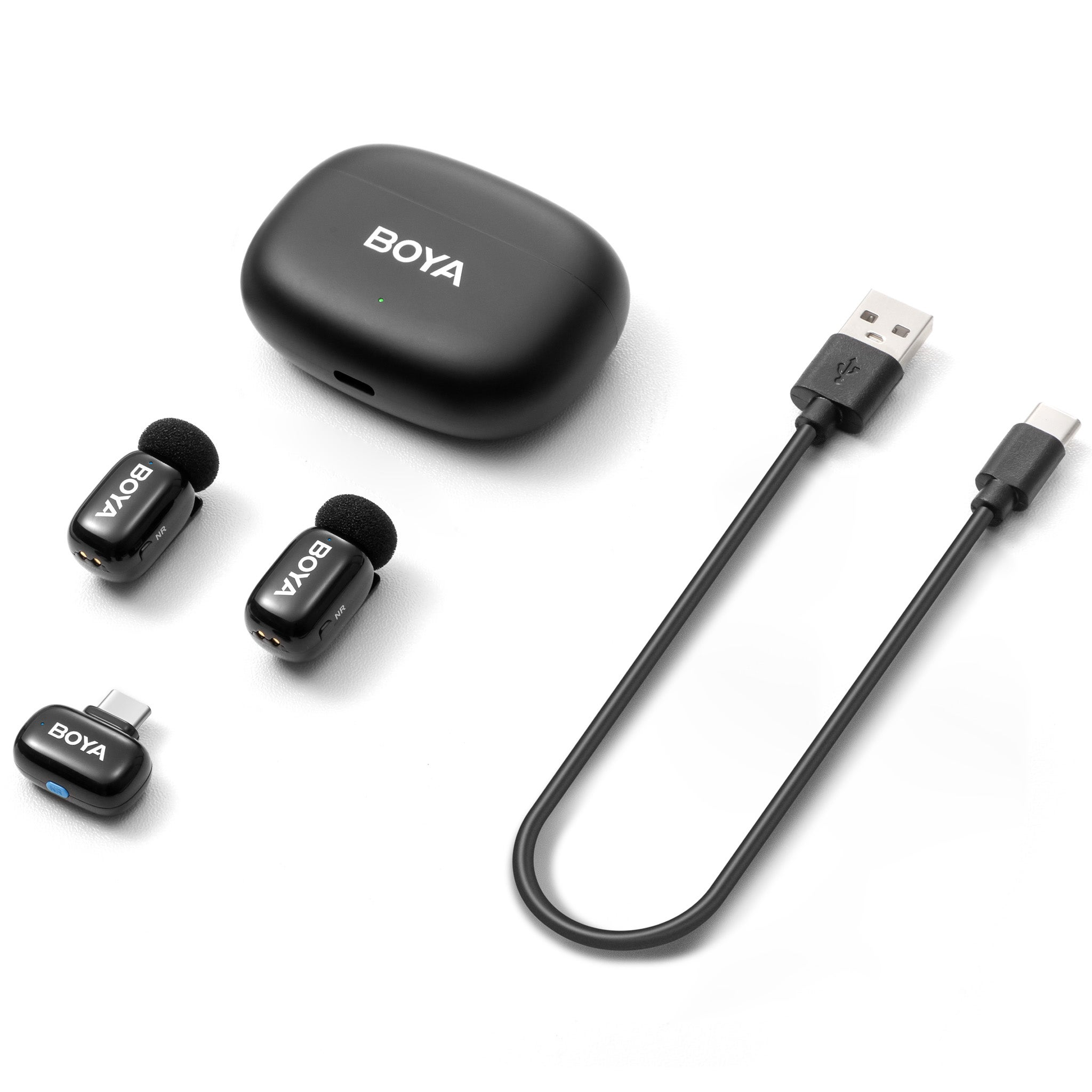 Conjunto de micrófonos Boya negro con estuche de carga, dos transmisores, un receptor y un cable USB.
