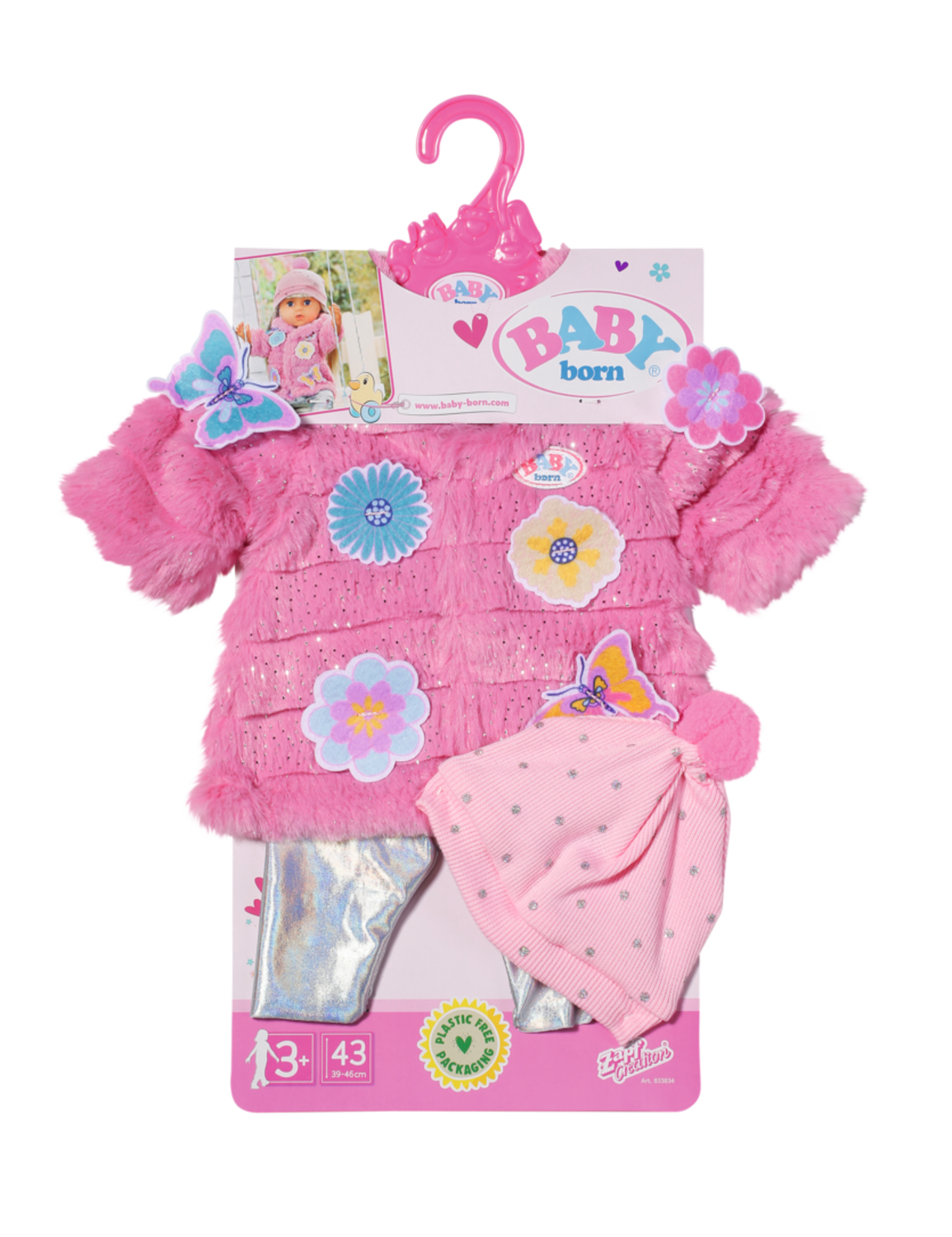 Chaqueta de muñeca rosa peluda, pantalones plateados y gorro rosa con aplicaciones de flores y mariposas en una percha.