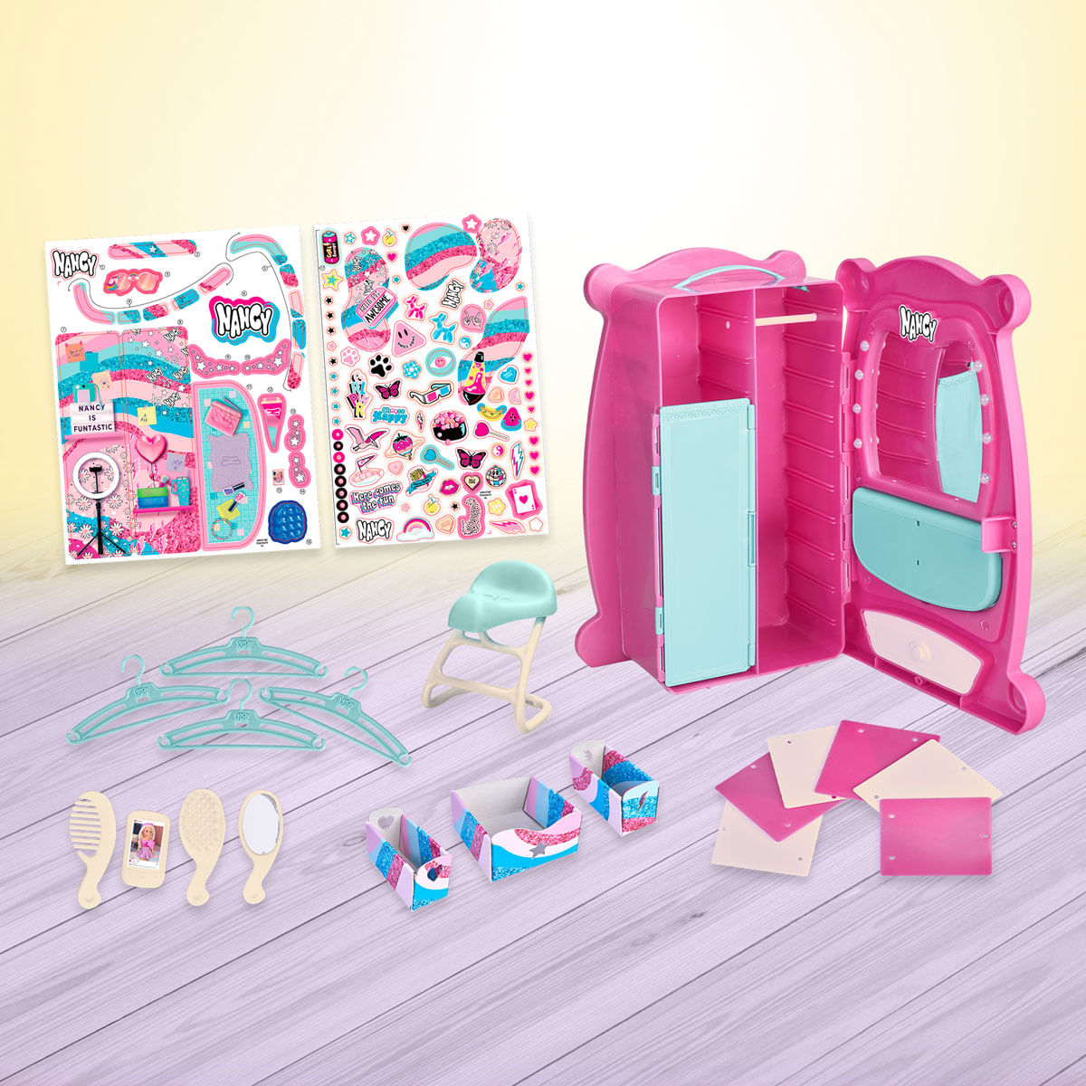 Armario de muñecas rosa con pegatinas, silla, perchas, cepillos y accesorios en suelo de madera.