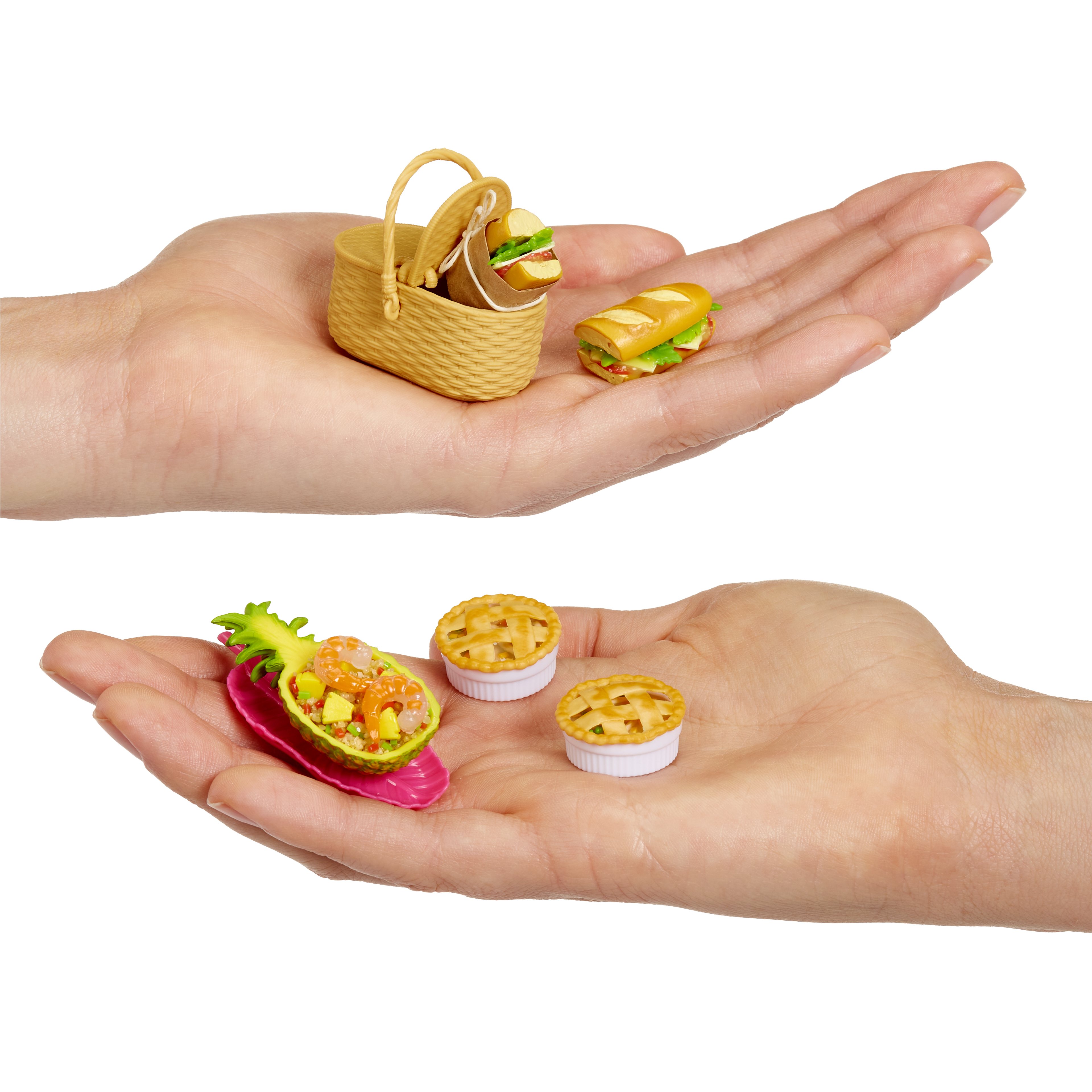 Dos manos abiertas sostienen artículos de picnic en miniatura, como una cesta, sándwiches, camarones y pasteles.