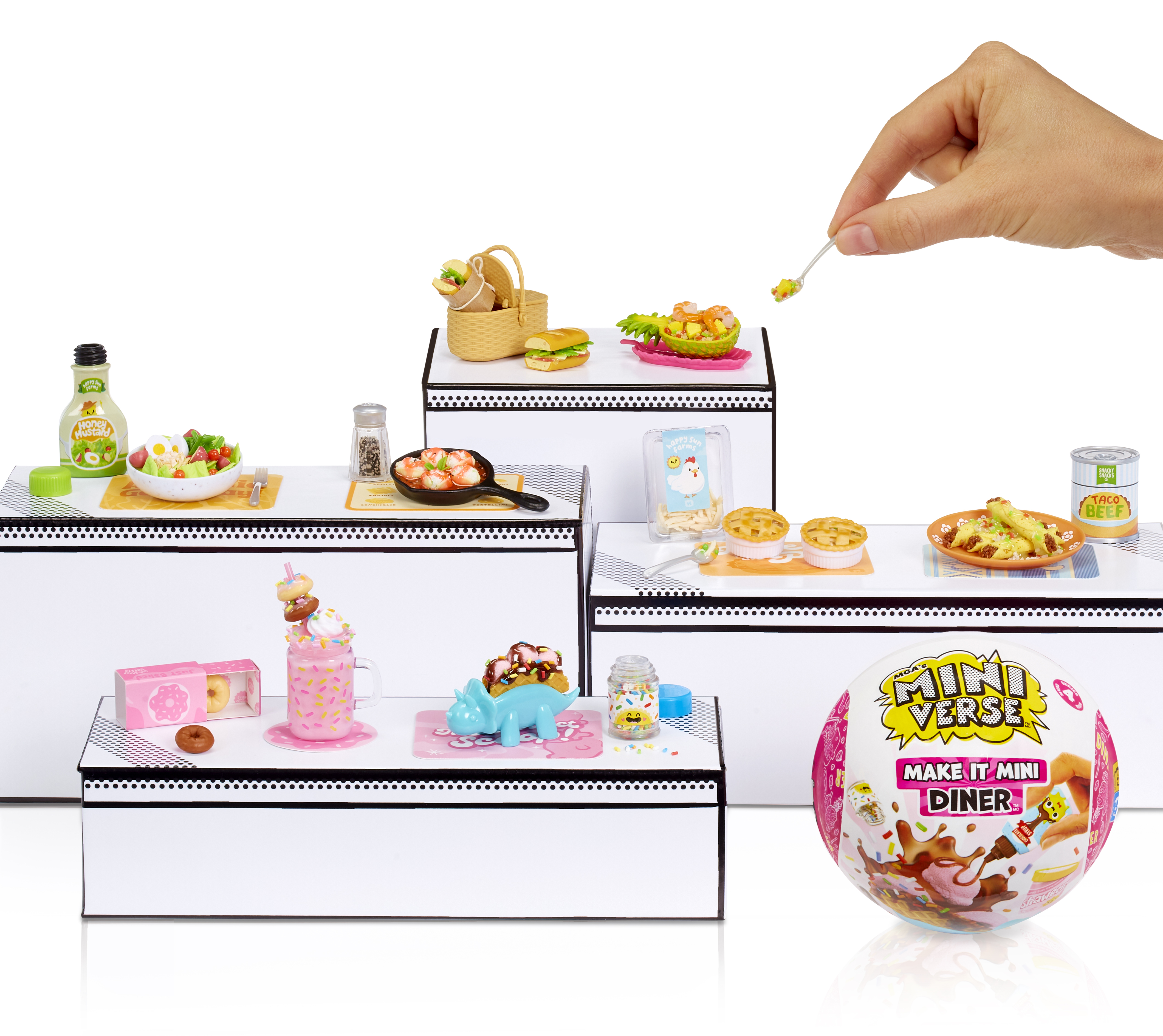 Juego de juguetes en miniatura con comida y bebidas diminutas sobre pedestales blancos.