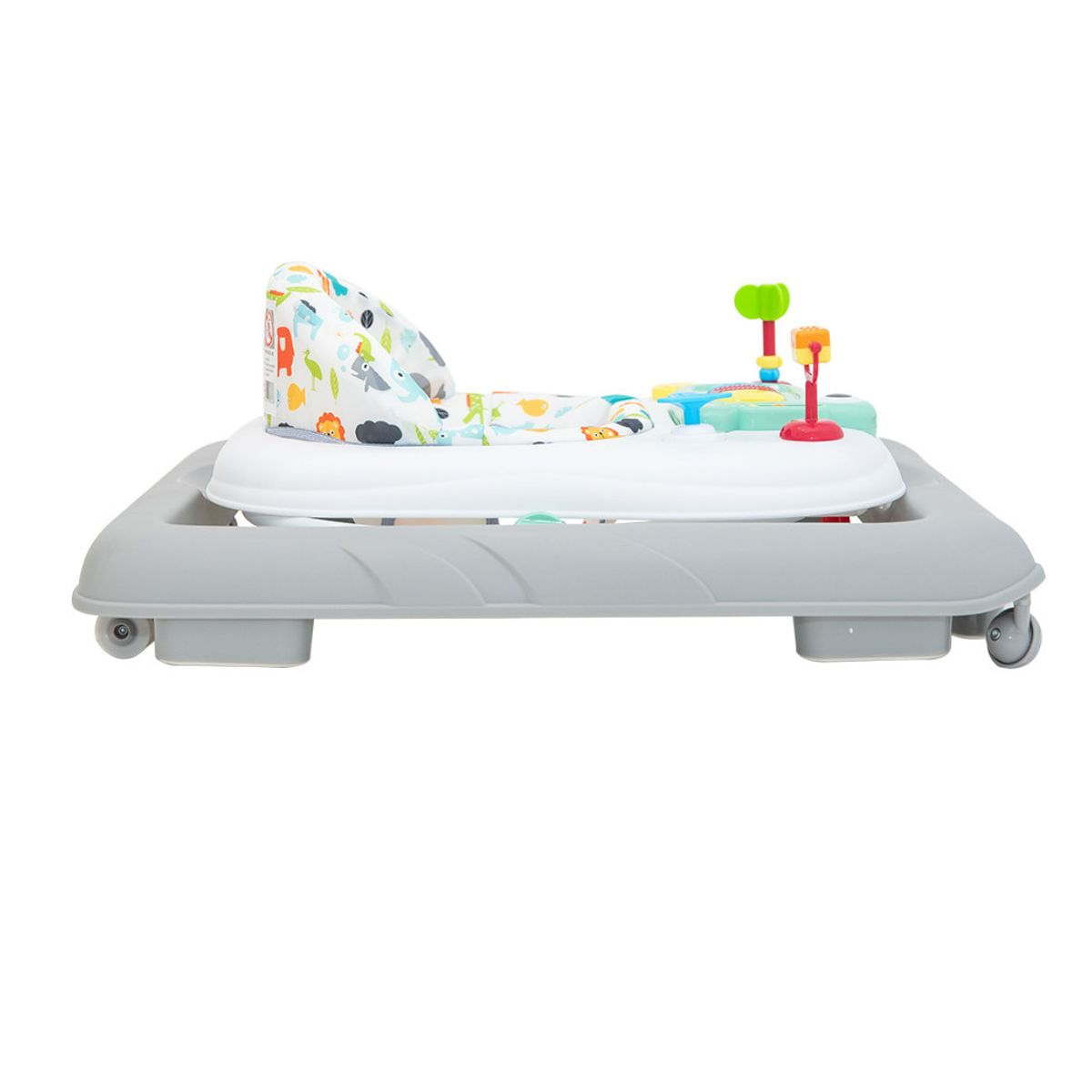 Caminador para bebés gris con coloridos motivos de animales en el asiento y pequeños juguetes.