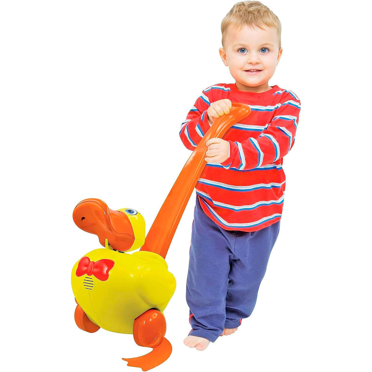 Un niño pequeño con camisa a rayas empuja un juguete de pato amarillo.