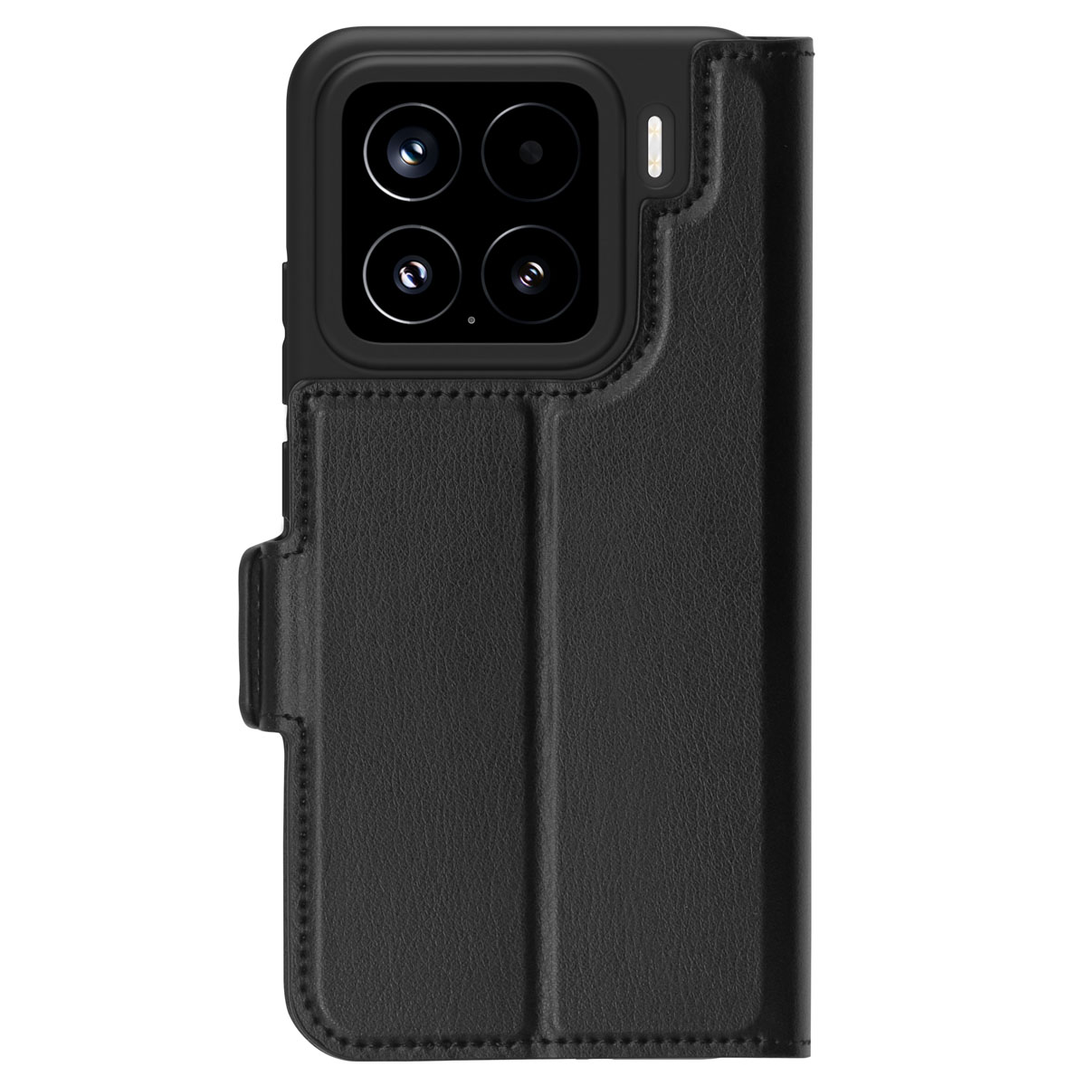 Una custodia per smartphone in pelle nera con configurazione a quattro fotocamere in alto su sfondo bianco.