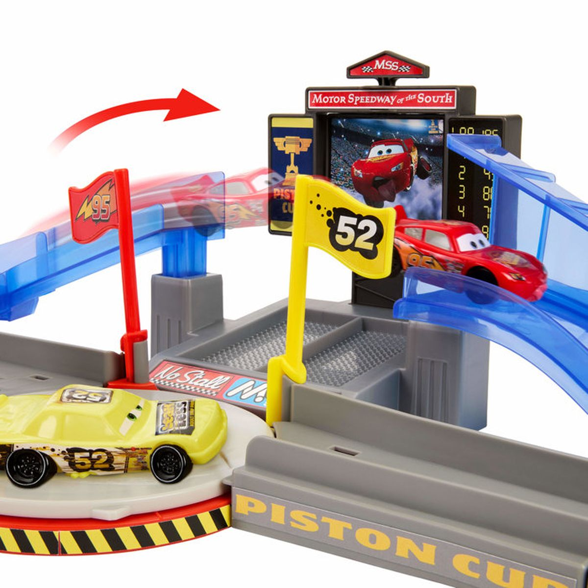 Pista de carreras de juguete temática de Cars con autos rojos y amarillos, banderas y pantalla de Motor Speedway.
