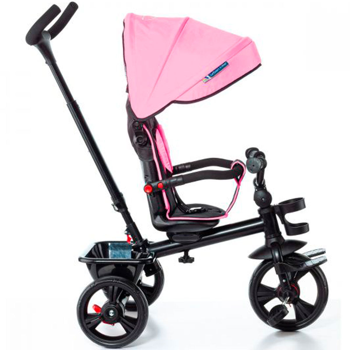 Un triciclo negro para niños con capota rosa y barra de empuje sobre fondo blanco.
