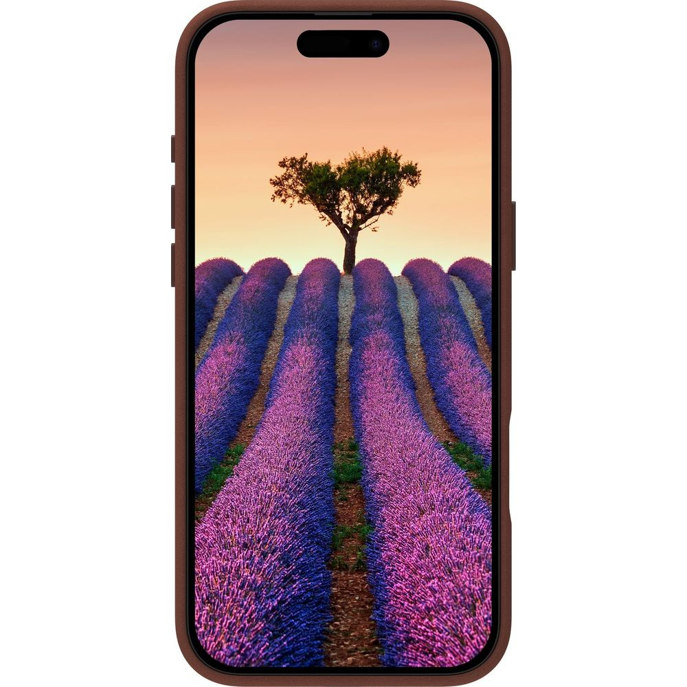 Smartphone con custodia marrone mostra uno sfondo di file di lavanda viola e un albero al tramonto.
