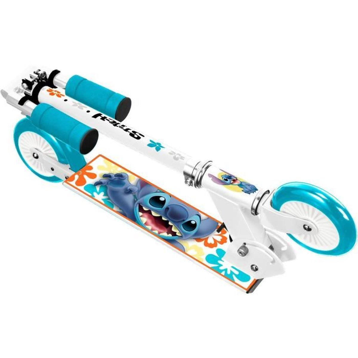Un patinete infantil blanco y turquesa con gráficos de Stitch en la tabla y el manillar sobre fondo blanco.