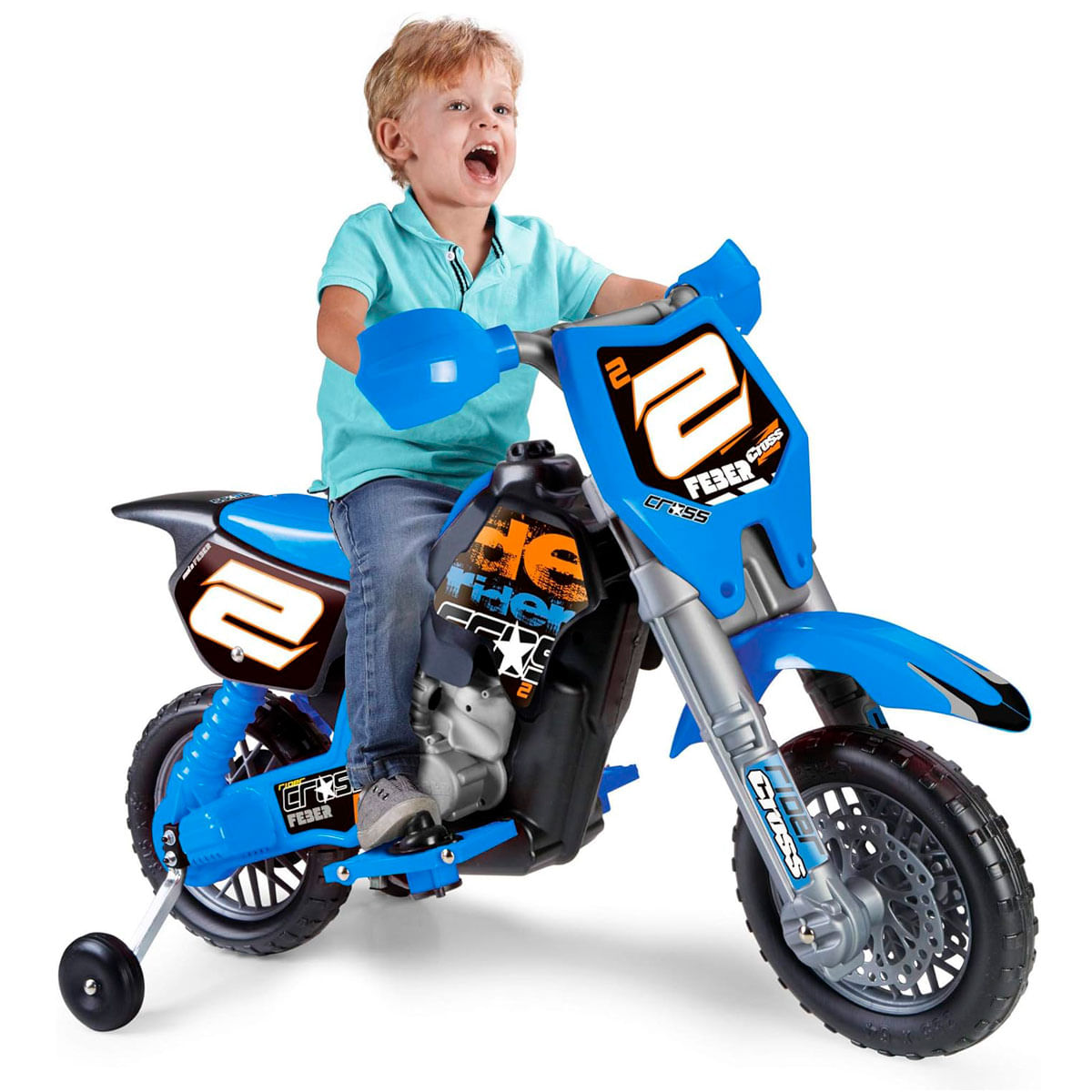 Un niño feliz monta en una motocicleta de juguete azul con ruedecillas.